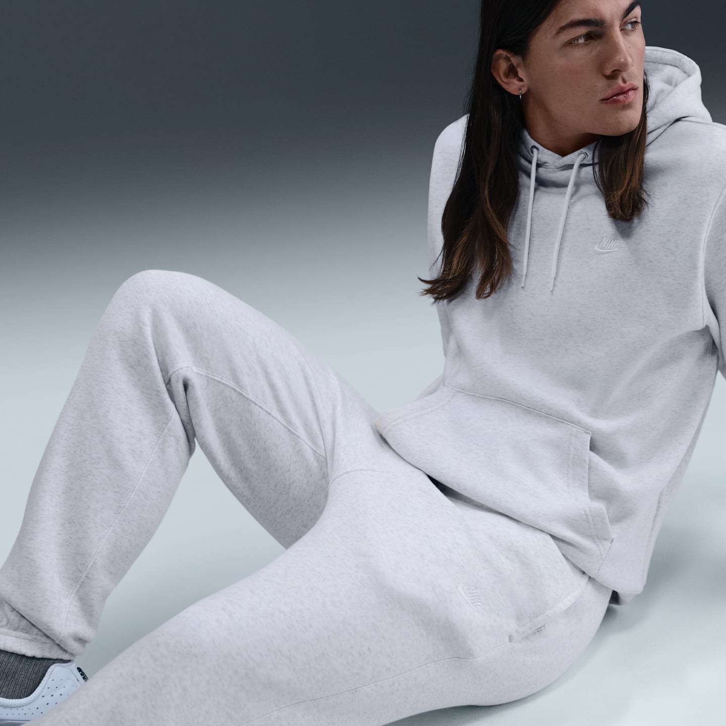 Мужские брюки с манжетами из начёсанного флиса Nike Club, цвет: Берёзовый меланжевый / Белый — фото 5