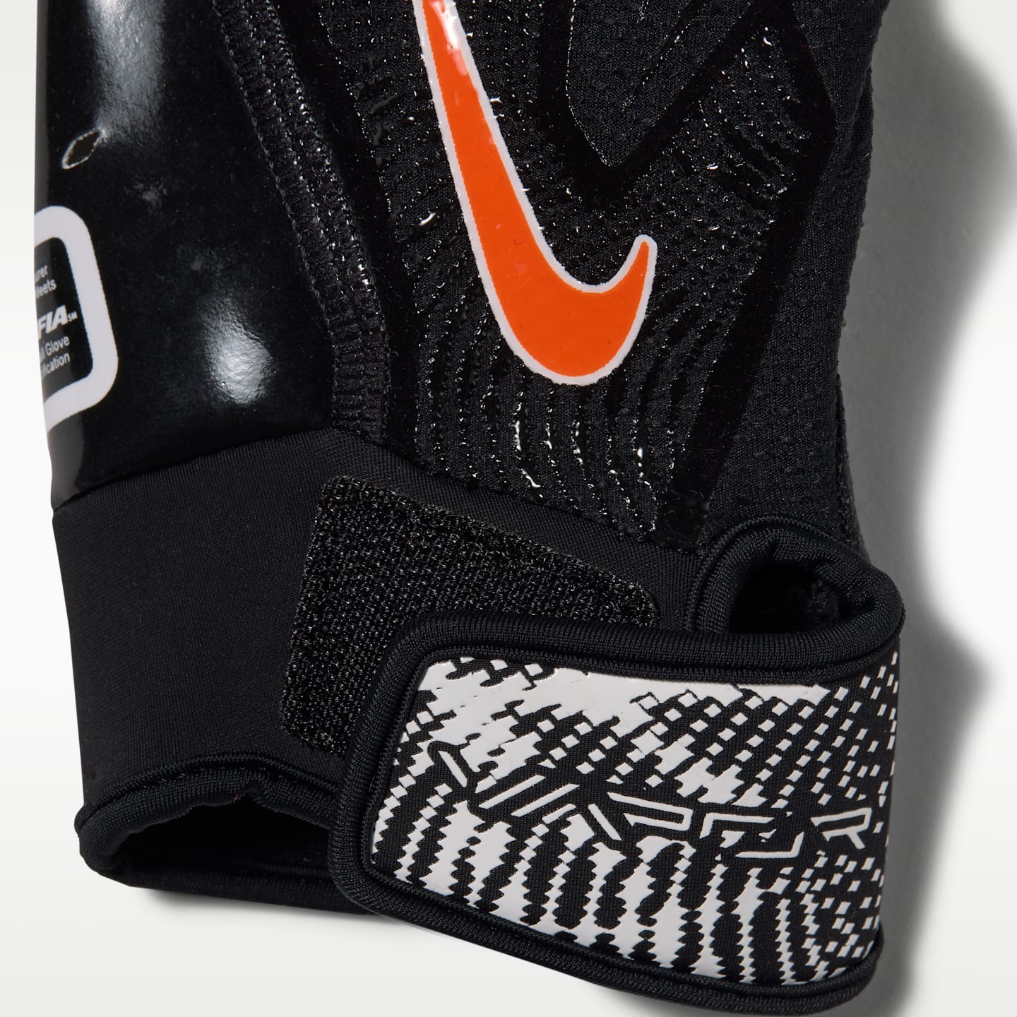 Детские футбольные перчатки Nike Vapor Jet 9.0 Ja'Marr Chase, 1 пара, цвет: Чёрный / Яркий оранжевый — фото 3
