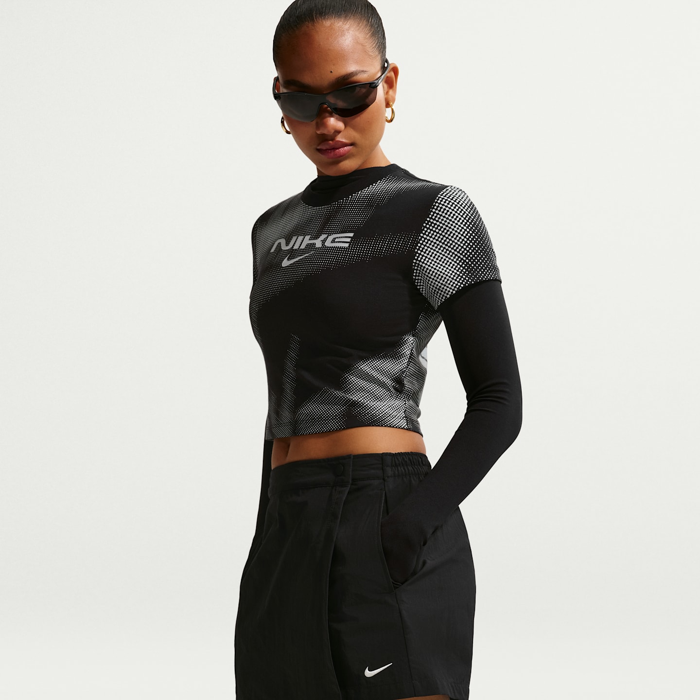Женская юбка-шорты Nike Sportswear со средней посадкой, цвет: Чёрный / Молочный — фото 4