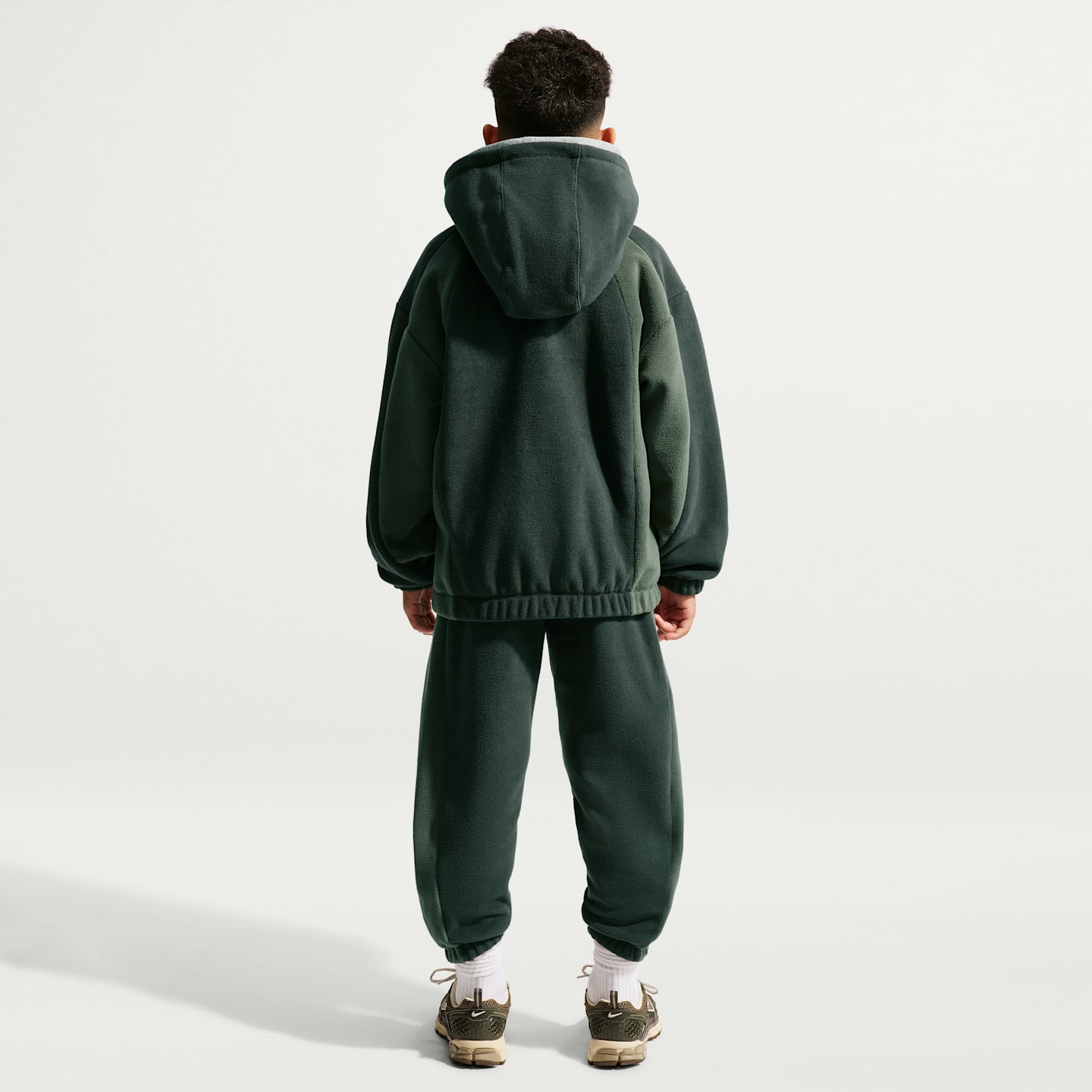 Детские утеплённые флисовые джоггеры Nike Club, цвет: Чёрный еловый / Камуфляжный зелёный — фото 6