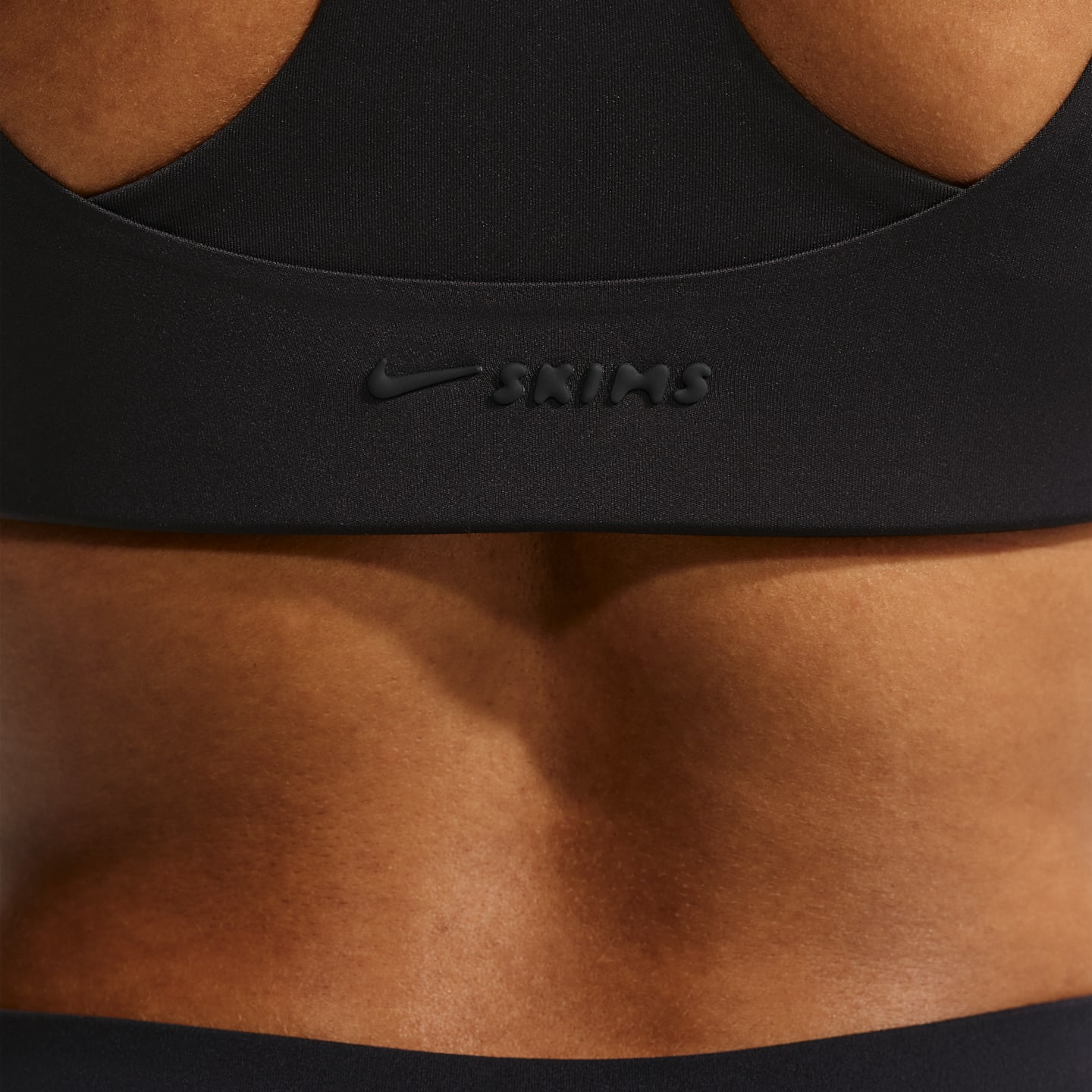 Женские спортивные бра NikeSKIMS Matte Double-Strap Triangle Bra, цвет: Обсидиановый — фото 6