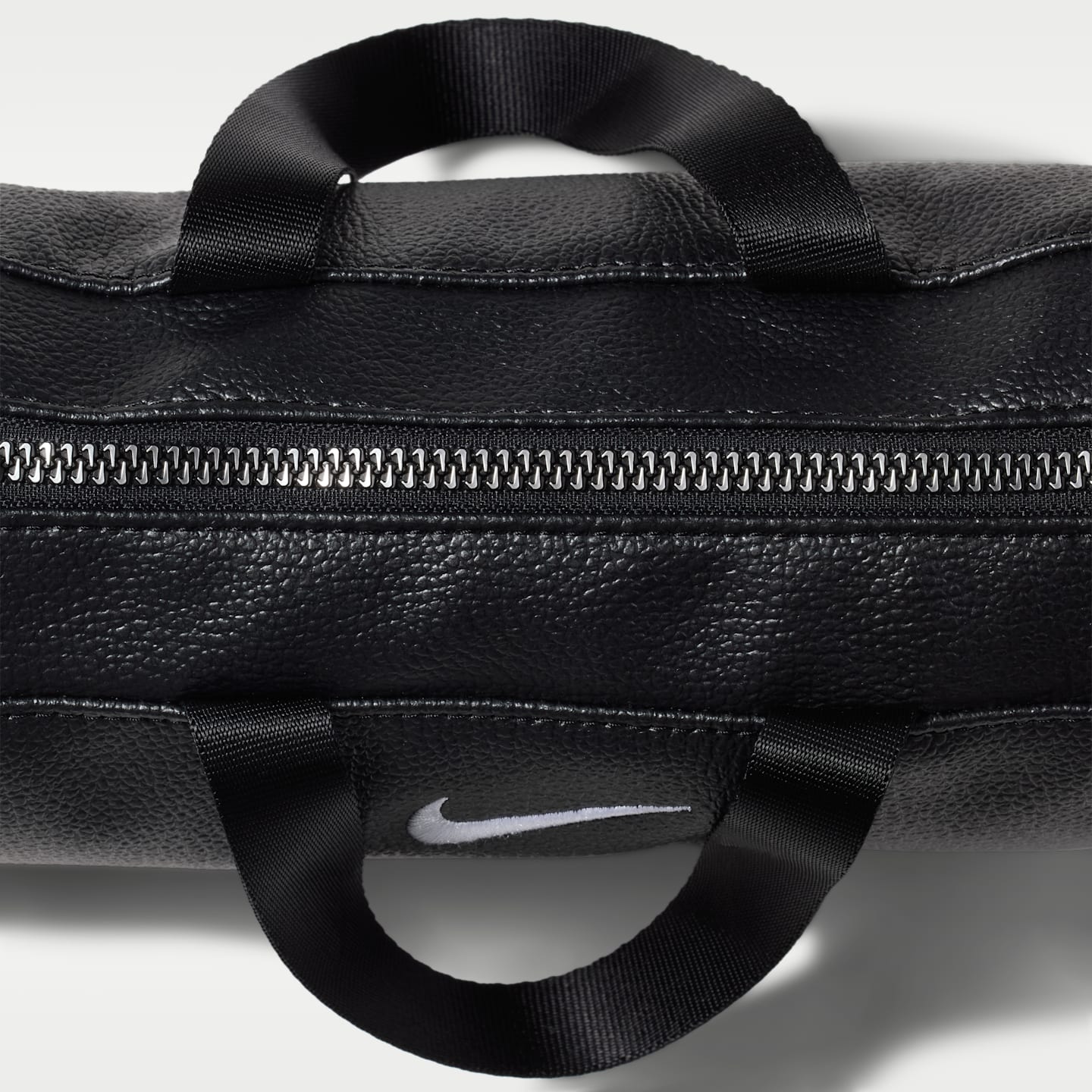 Женская сумка Nike Clash Mini Barrel (3L), цвет: Чёрный / Белый — фото 6