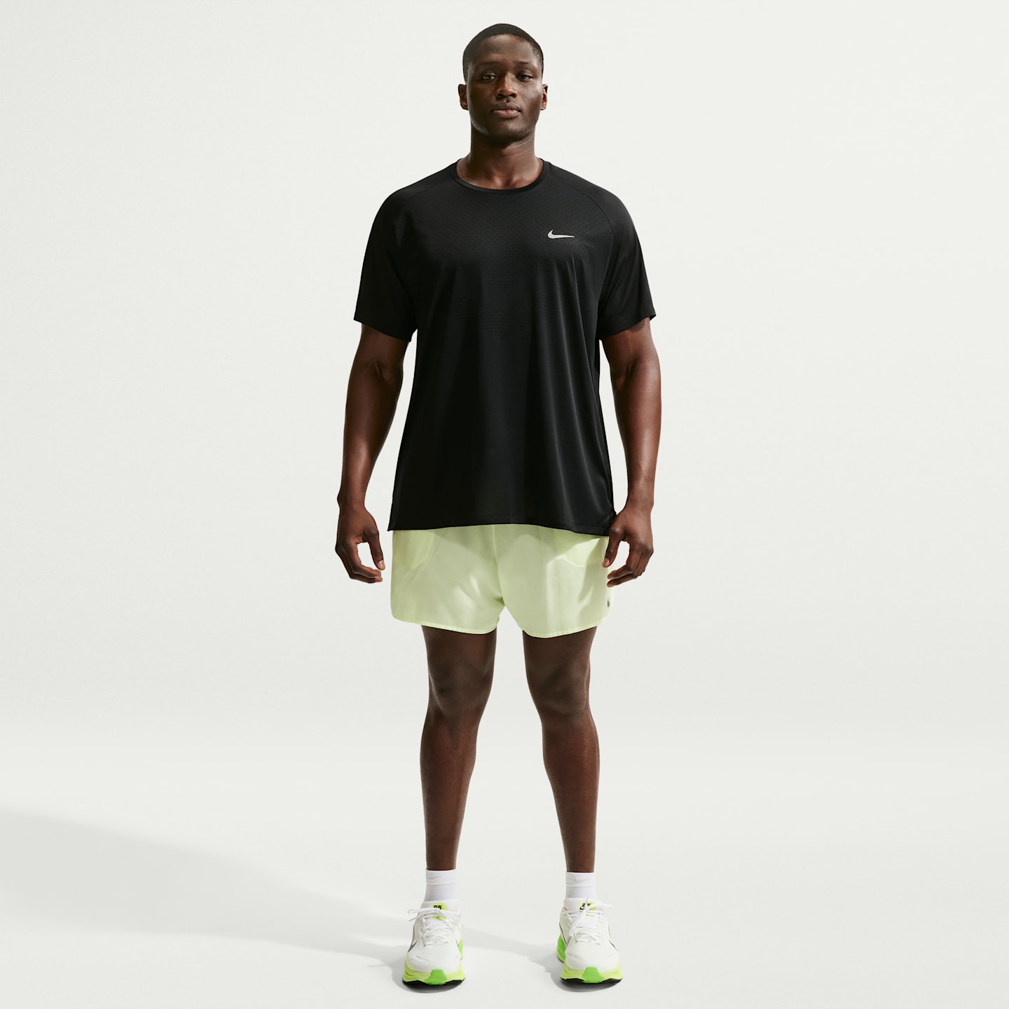 Мужской беговой топ Nike Stride Dri-FIT ADV с коротким рукавом, цвет: Чёрный — фото 9