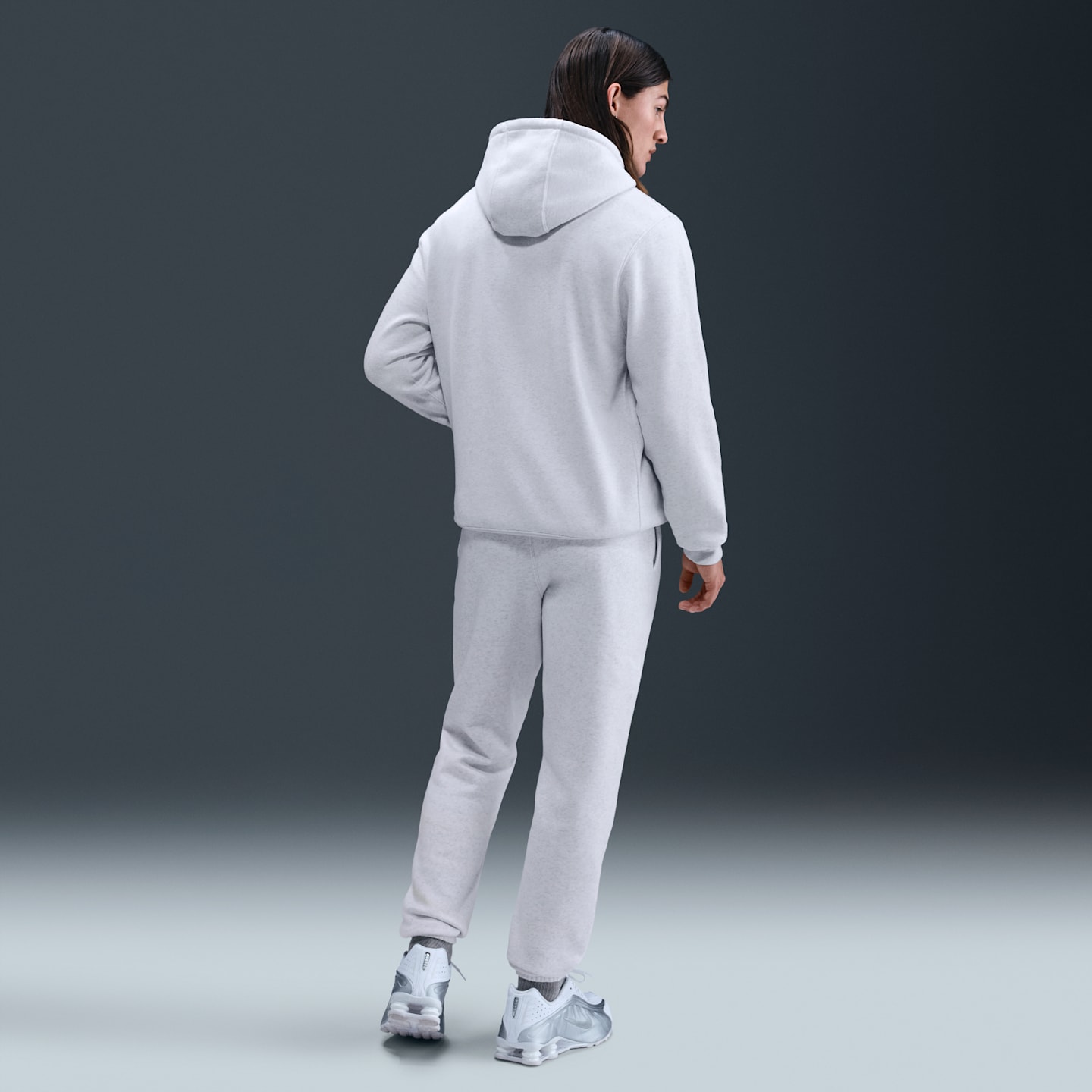 Мужские брюки с манжетами из начёсанного флиса Nike Club, цвет: Берёзовый меланжевый / Белый — фото 4