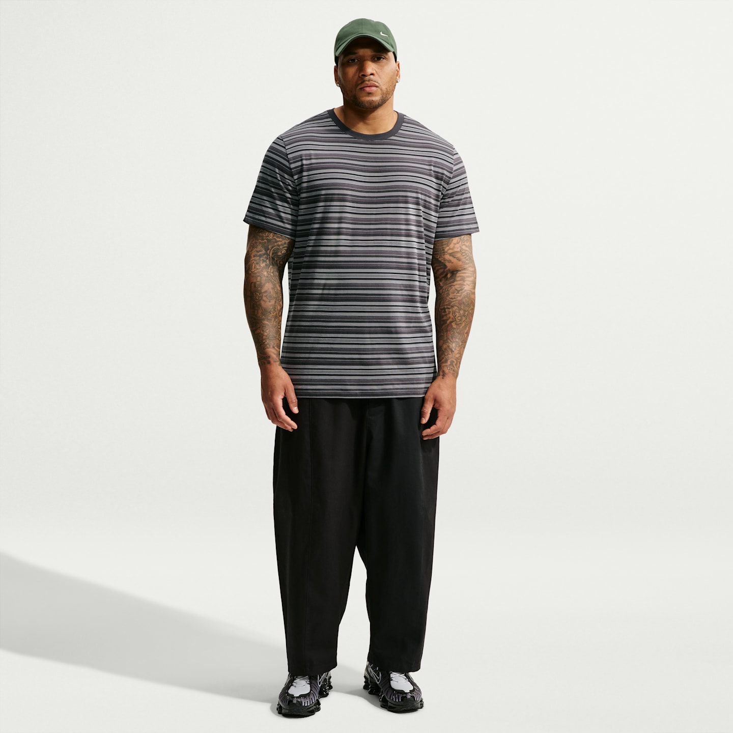 Мужская футболка Nike Sportswear в полоску, цвет: Тёмный дымчатый серый — фото 9