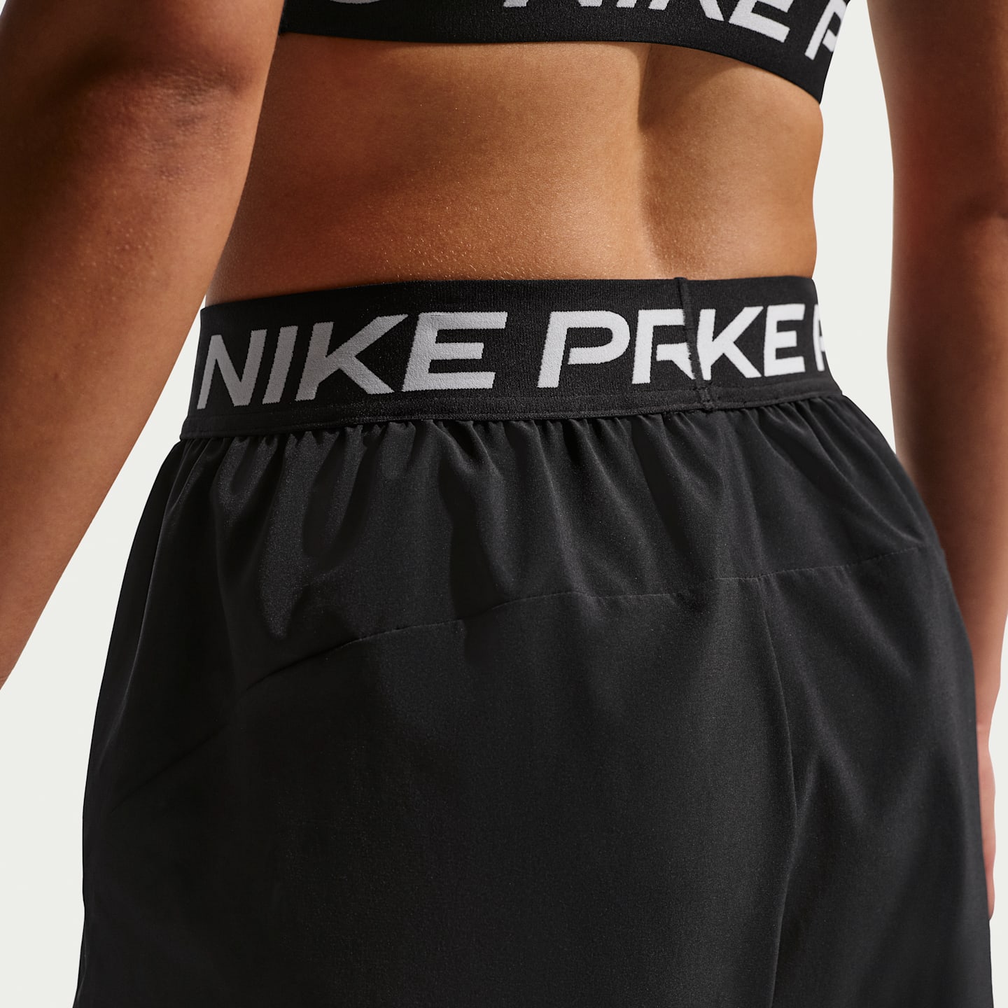 Женские шорты Nike Pro 2-в-1, цвет: Чёрный / Белый — фото 3