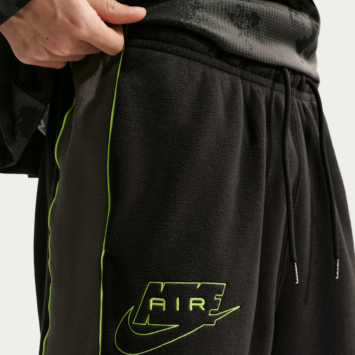 Мужские брюки Nike Air Polartec Therma-FIT с открытым низом, цвет: Чёрный / Серый — фото 3
