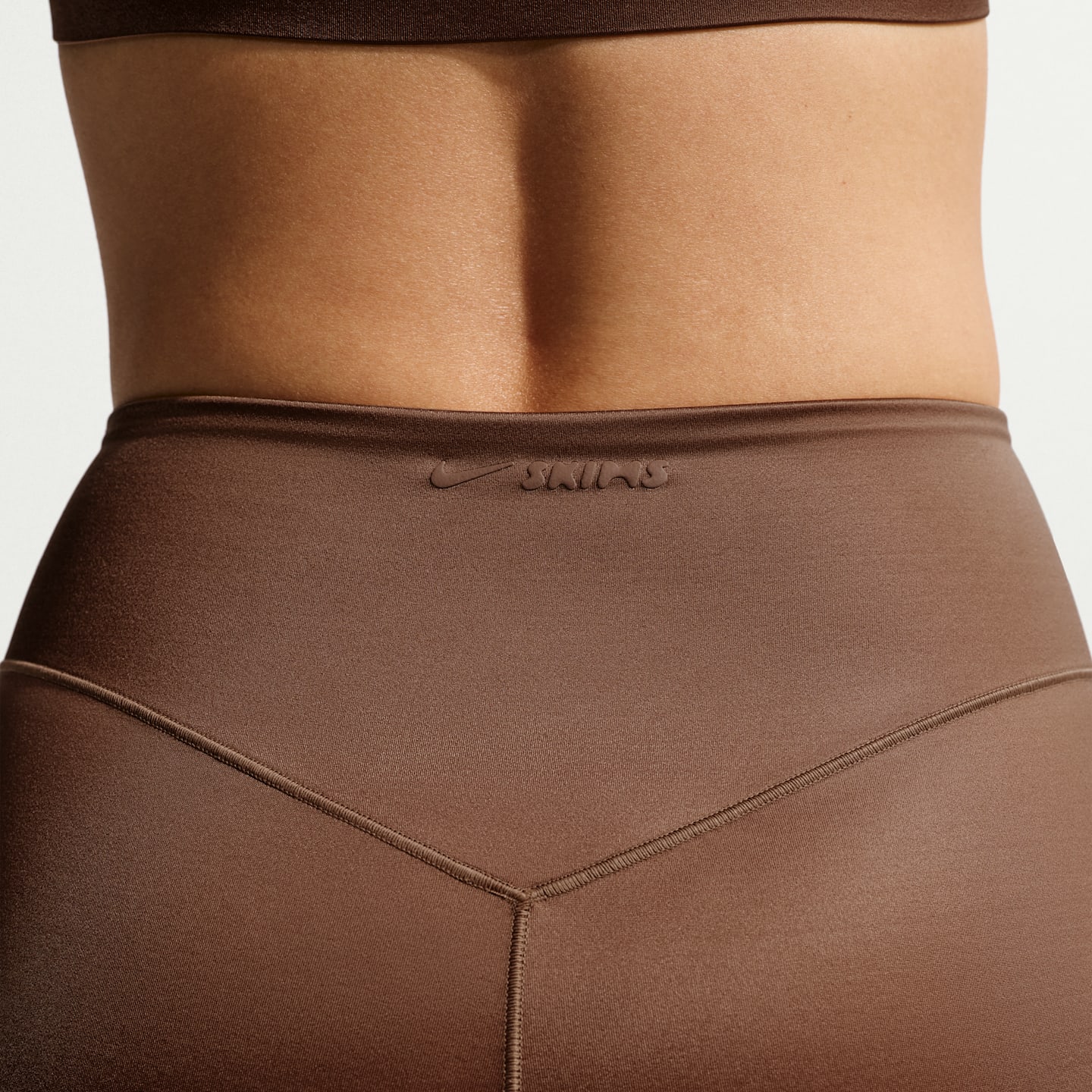 Женские велосипедки NikeSKIMS Satin Shine со средней посадкой, бесшовные, 7, цвет: Коричневый — фото 6