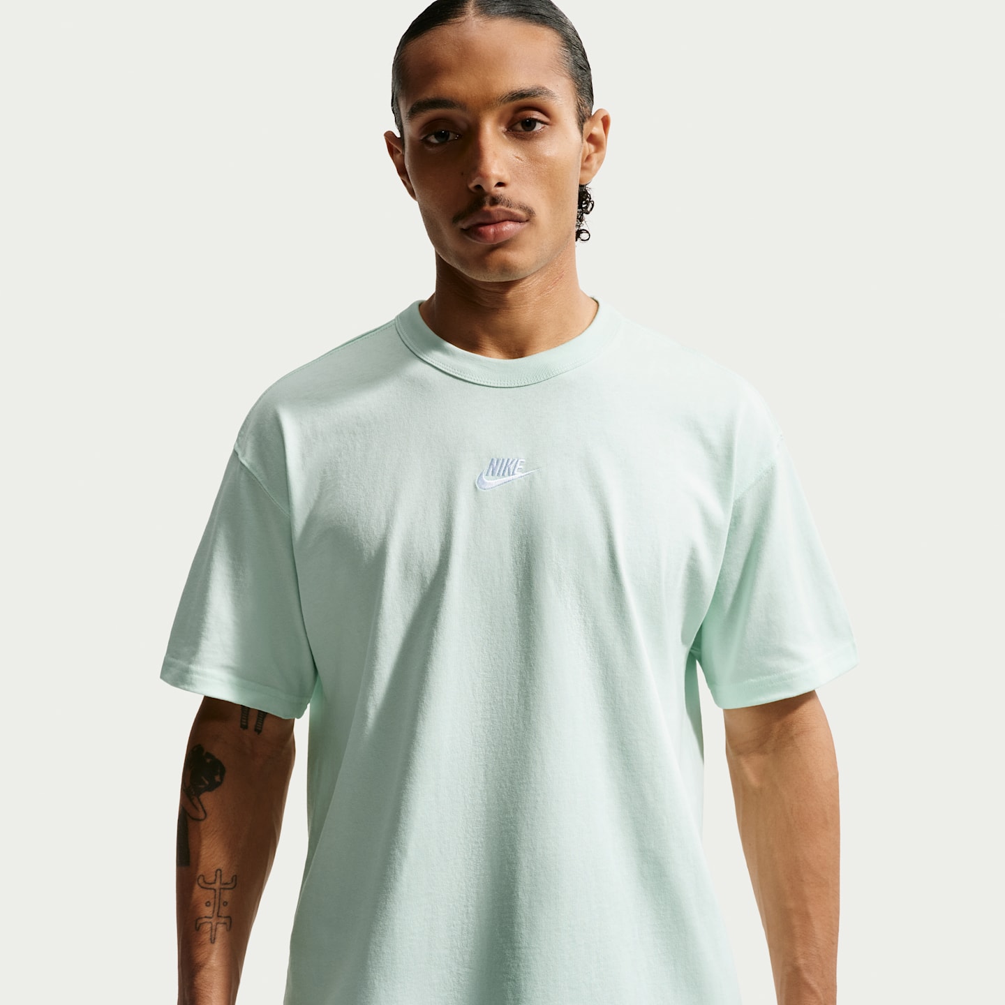 Мужская футболка Nike Sportswear Premium Essentials, цвет: Зелёный — фото 1