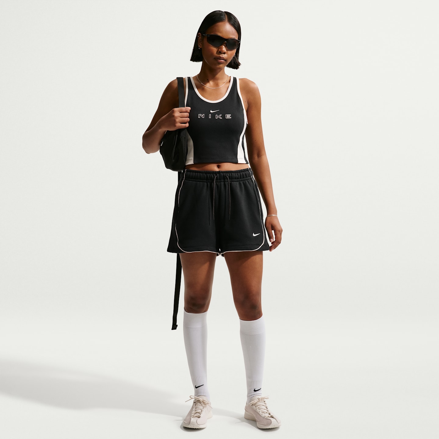 Женская облегающая майка Nike Sportswear с принтом, цвет: Чёрный / Меловой — фото 4