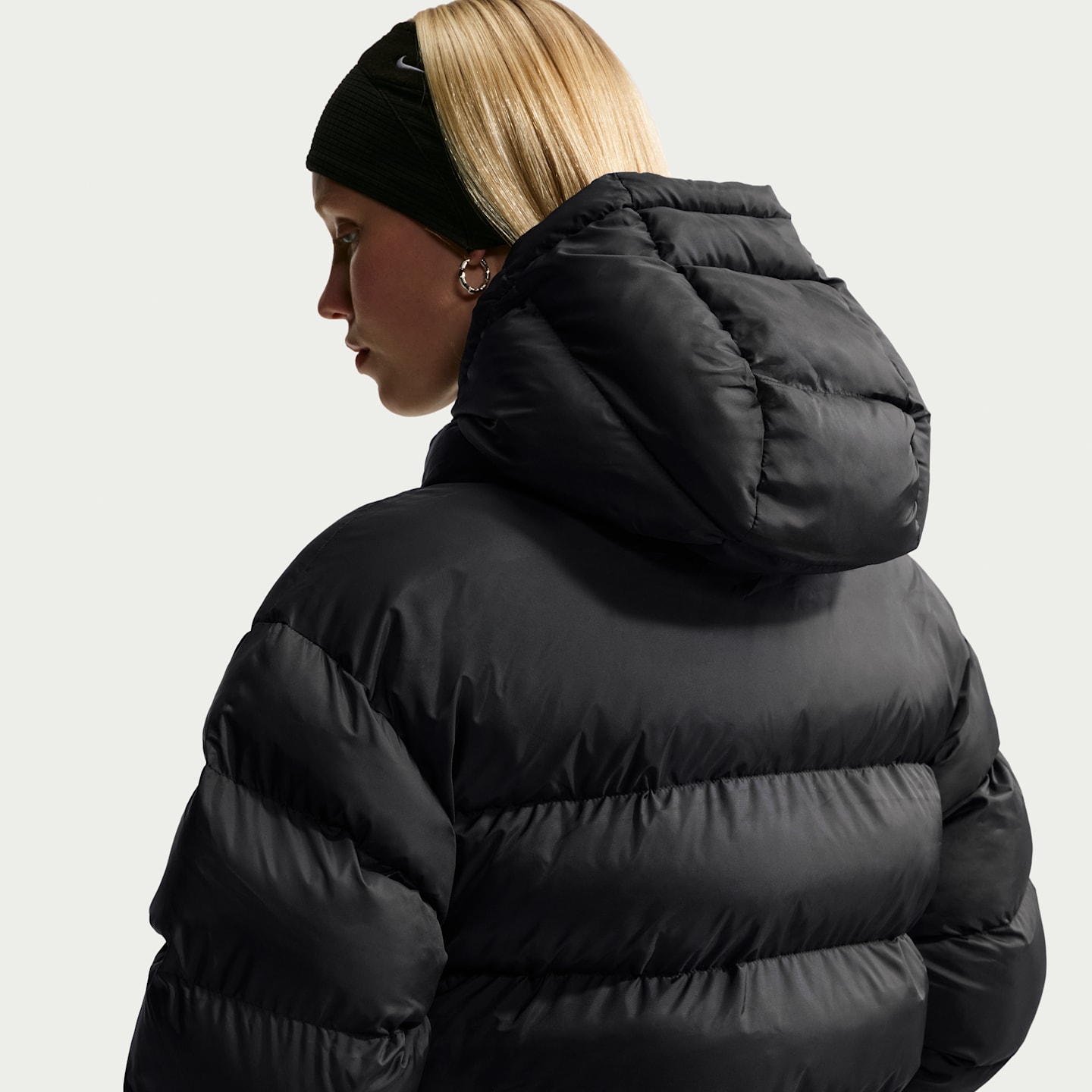 Женская свободная парка Nike Sportswear Classic Therma-FIT с капюшоном, цвет: Чёрный / Молочный — фото 2