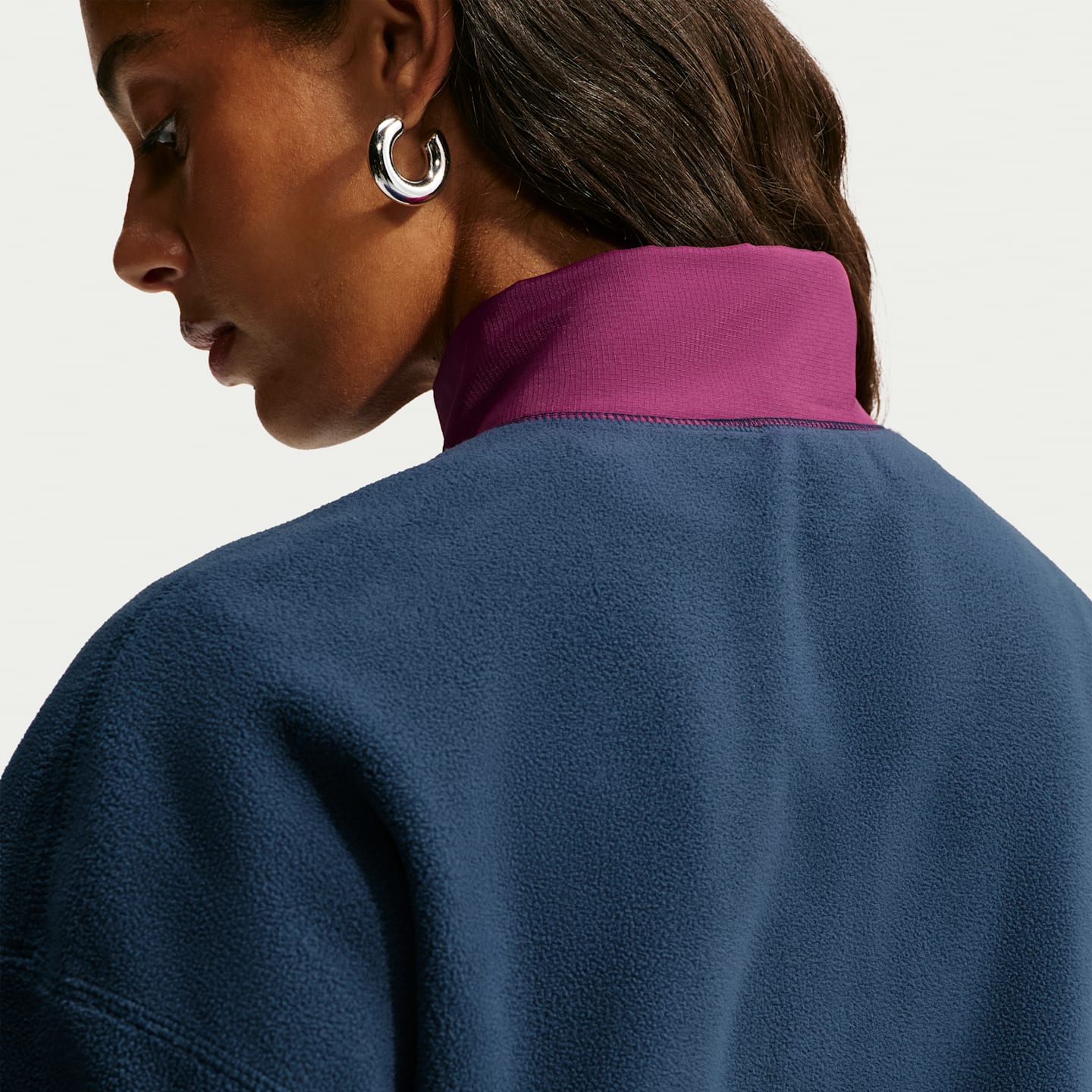Женский свободный свитшот Nike Sportswear Therma-FIT на молнии, цвет: Тёмно-синий / Ягодный — фото 2
