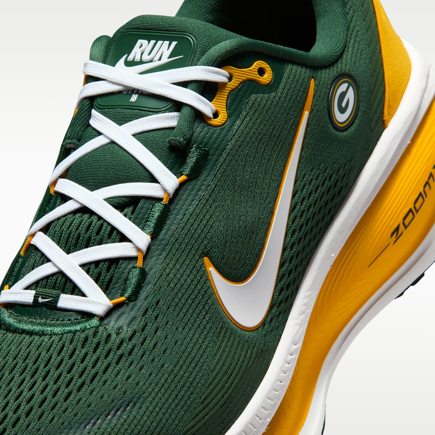 Мужские кроссовки Nike Vomero 18 (Green Bay Packers) NFL Road Running, цвет: Золотой / Белый — фото 7