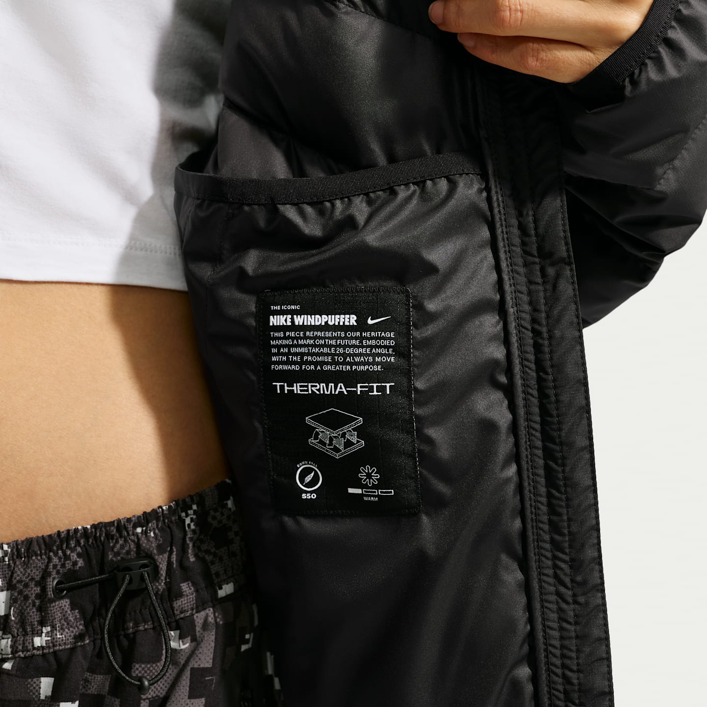 Женская пуховая куртка Nike Sportswear Windpuffer Therma-FIT с капюшоном, цвет: Чёрный / Молочный — фото 6