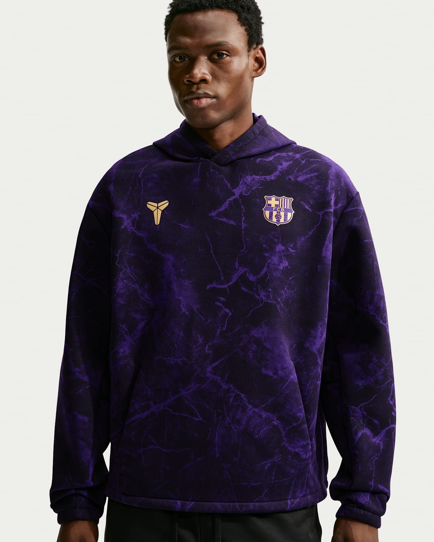 Мужское футбольное худи Nike FC Barcelona Away Kobe, цвет: Чёрный / Металлик золотой — фото 7