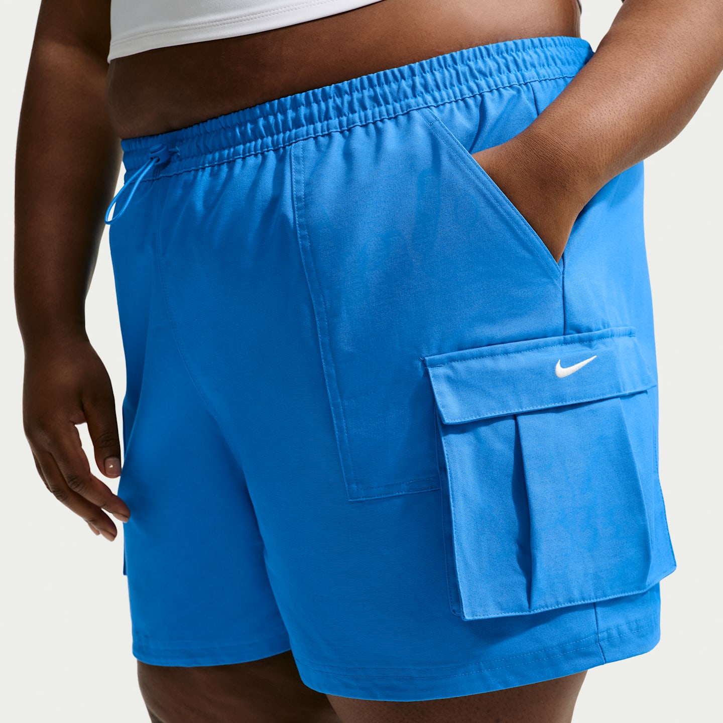 Женские шорты-карго Nike Sportswear 5" свободного кроя, большие размеры, цвет: Светлый синий / Молочный — фото 2