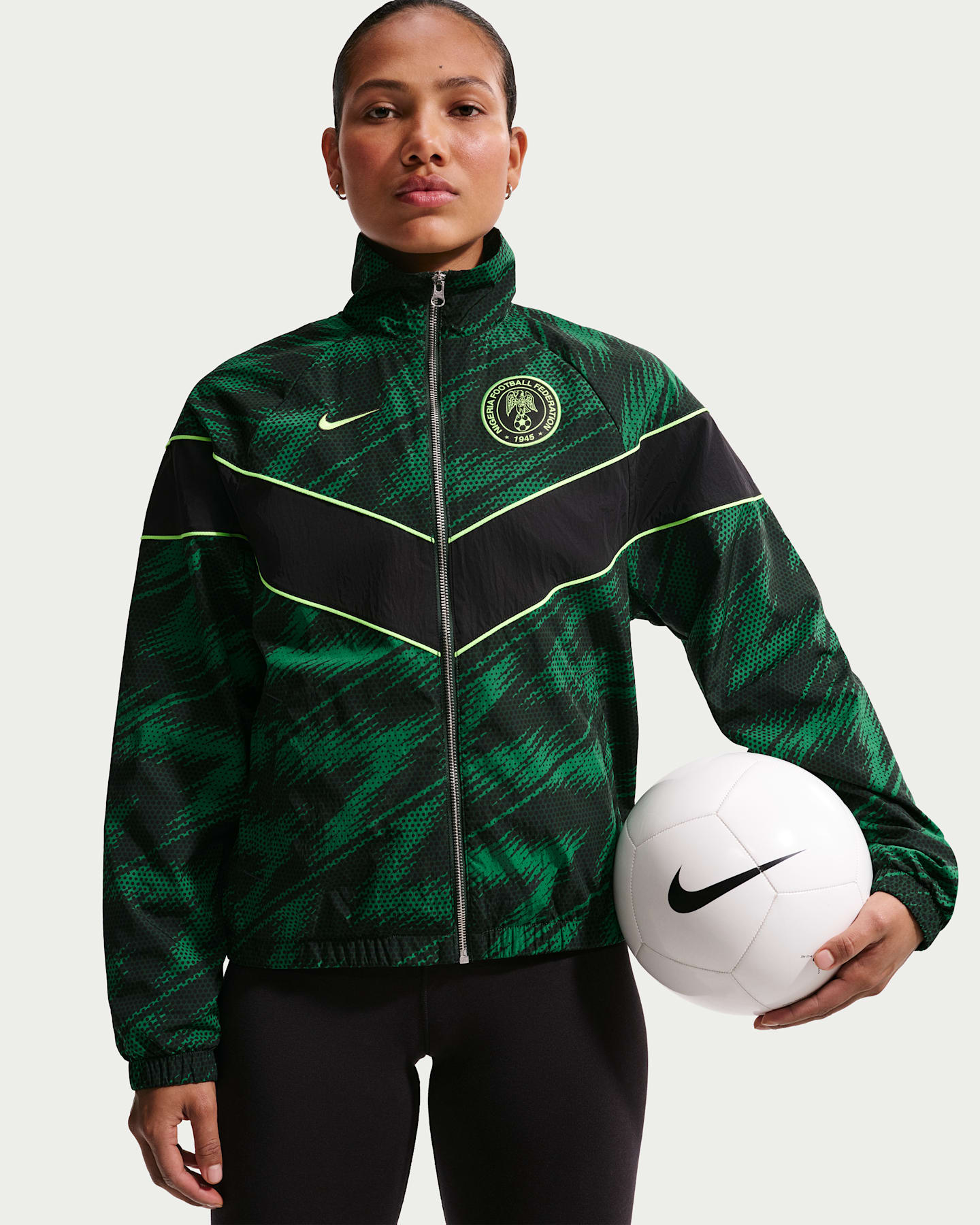 Женская футбольная куртка Nike Nigeria Windrunner UV, цвет: Зелёный / Чёрный — фото 6