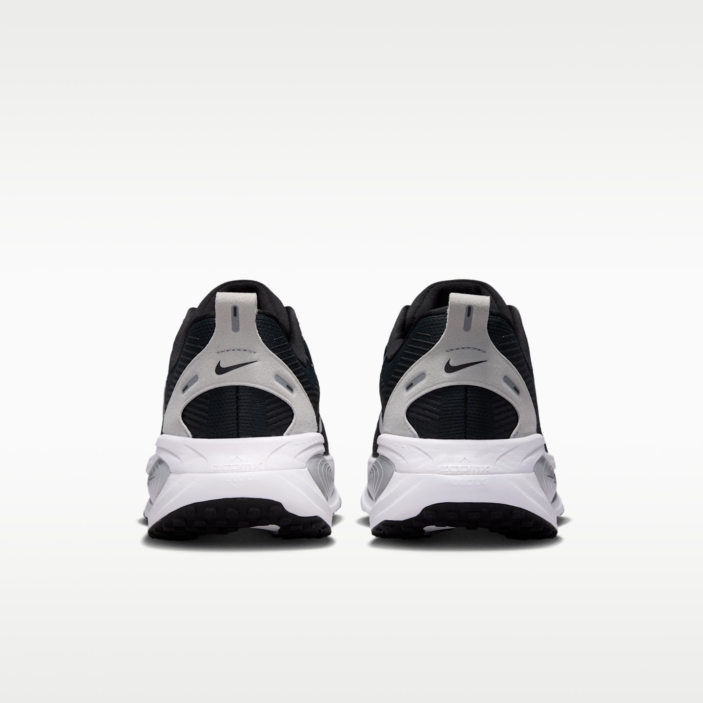 Мужские кроссовки Nike Vomero 18 (Las Vegas Raiders) NFL Road Running, цвет: Чёрный / Серебряный — фото 6