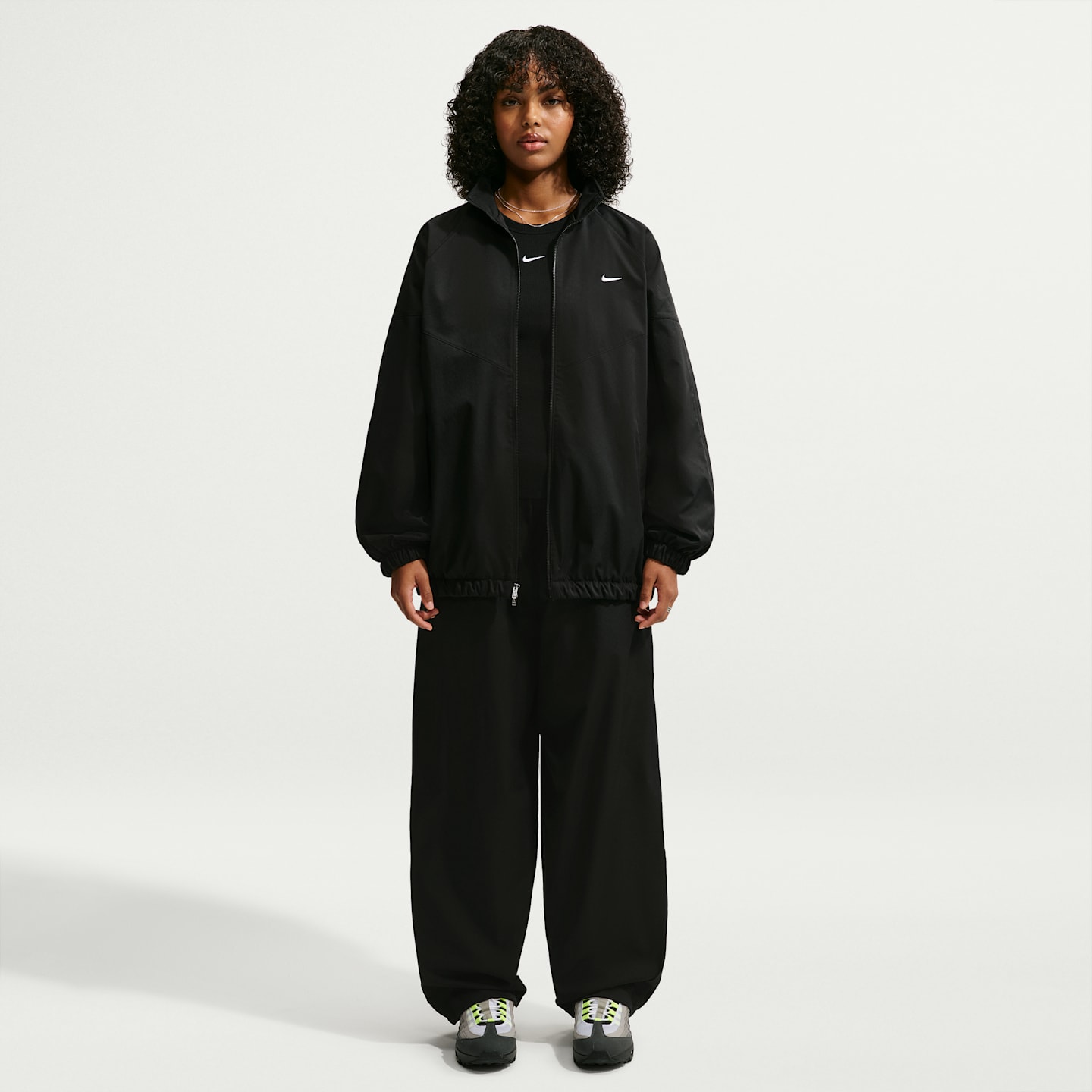 Женские свободные спортивные брюки Nike Sportswear с высокой талией, цвет: Чёрный / Белый — фото 1