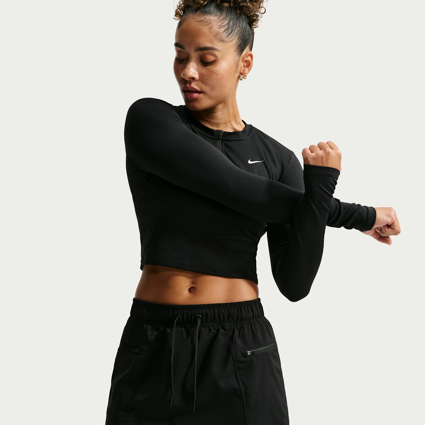 Женская юбка-шорты Nike One Dri-FIT 2-in-1 Woven Skort, цвет: Чёрный / Белый — фото 2