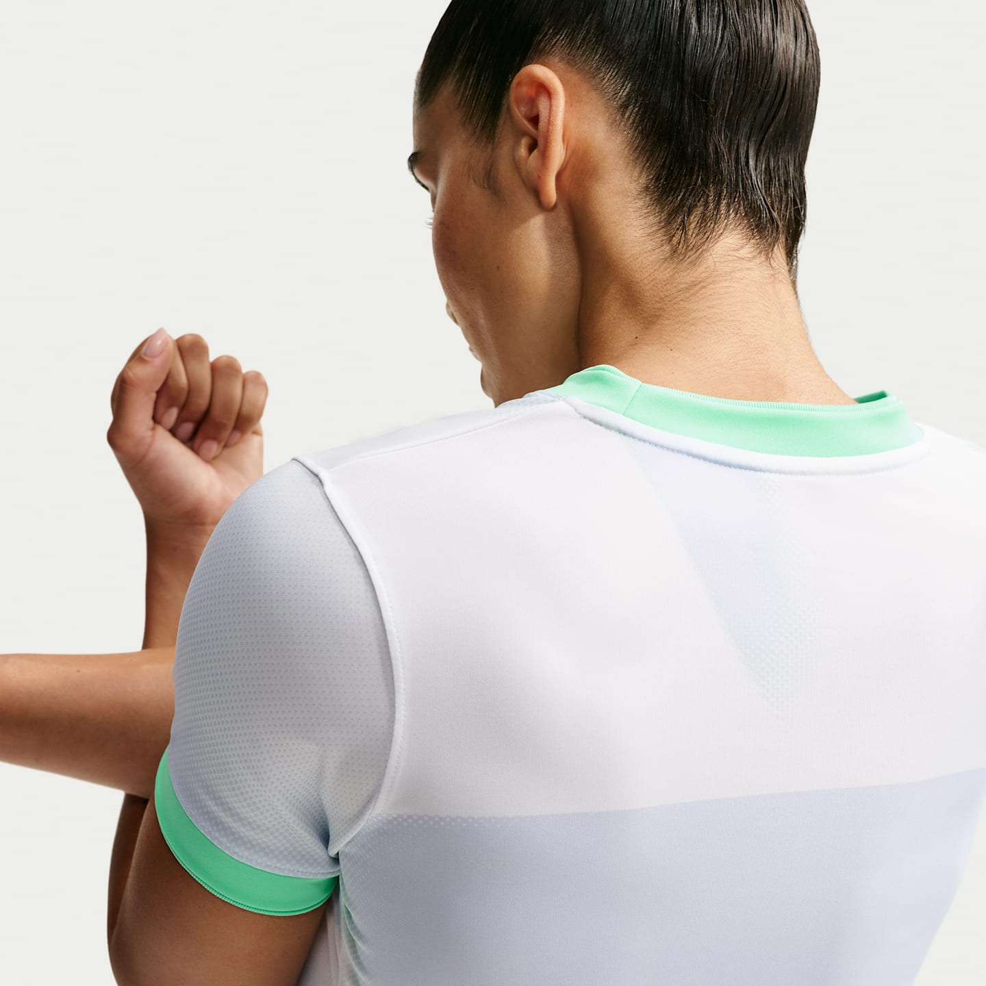 Женский футбольный топ с коротким рукавом Nike Sam Kerr для разминки Dri-FIT, цвет: Снежный белый / Зелёный сияющий — фото 2