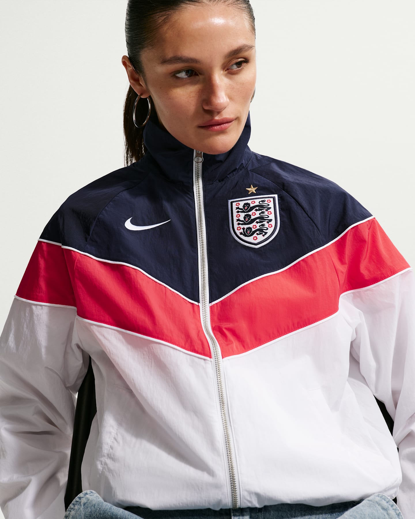 Женская футбольная ветровка Nike England Windrunner UV, цвет: Белый / Обсидиановый — фото 6