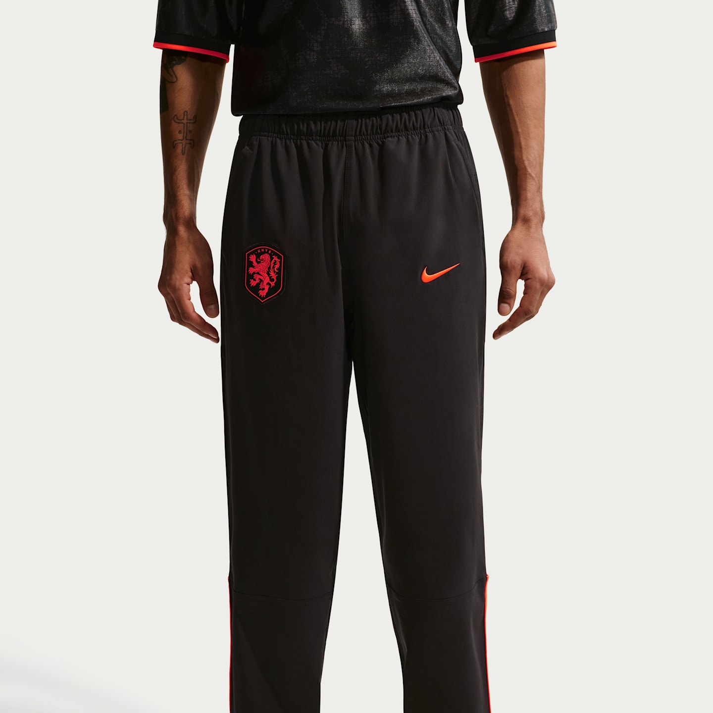 Мужские футбольные тканые брюки Nike Dri-FIT Netherlands Energy, цвет: Чёрный / Малиновый — фото 2