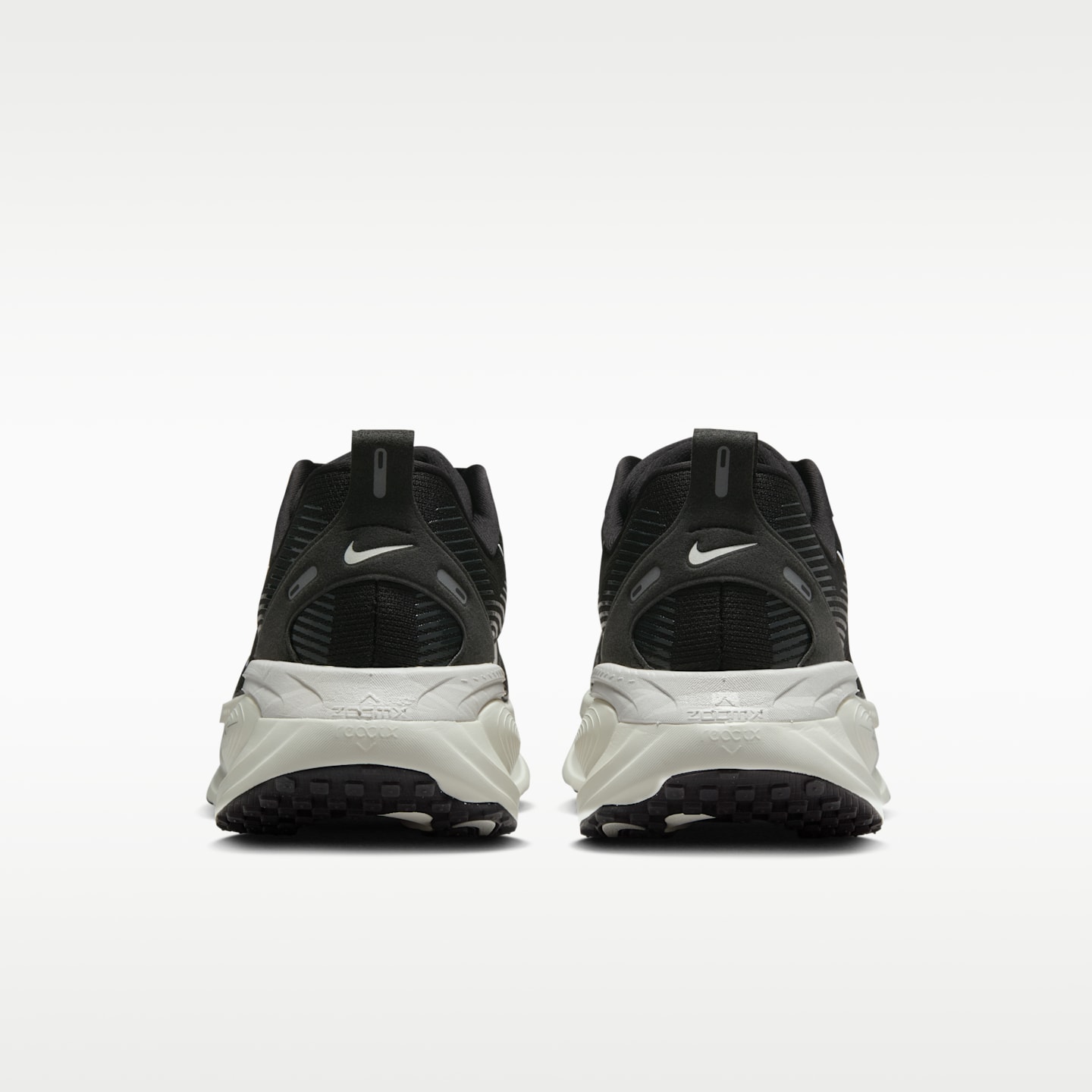 Мужские беговые кроссовки Nike Vomero 18, цвет: Чёрный / Кокосовое молоко — фото 6