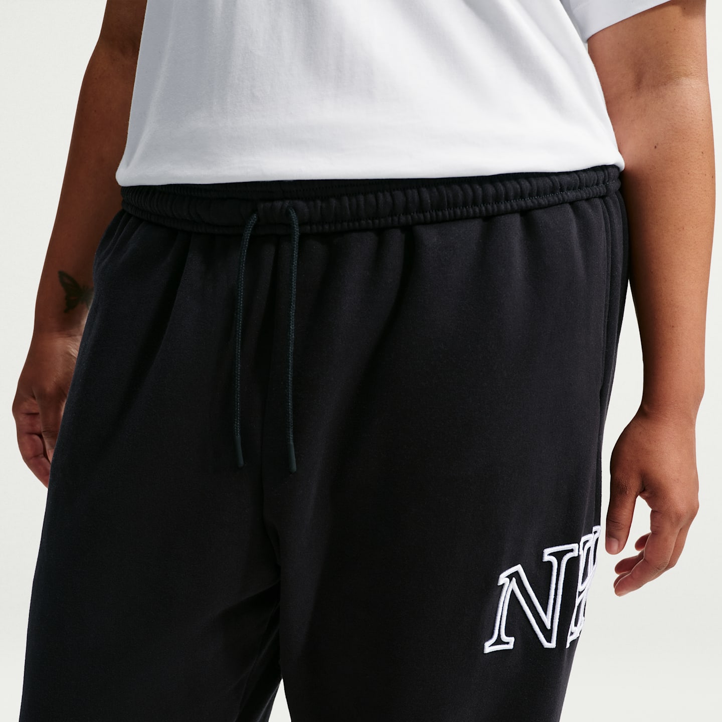 Женские брюки Nike Studio Fleece Medium Weight оверсайз с логотипом, большие размеры, цвет: Чёрный / Белый — фото 6