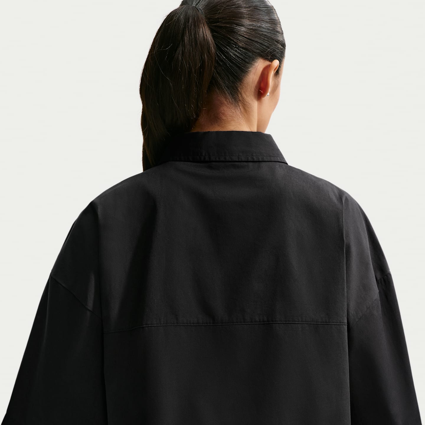Женский топ Nike Sportswear Chill Poplin Oversized Top, цвет: Чёрный / Снежный белый — фото 2