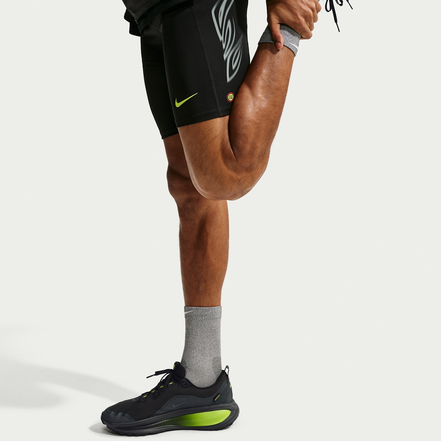 Мужские кроссовки Nike Vomero 18 GORE-TEX Waterproof Road Running Shoes with Reflective Accents, цвет: Антрацитовый / Лимонный — фото 11