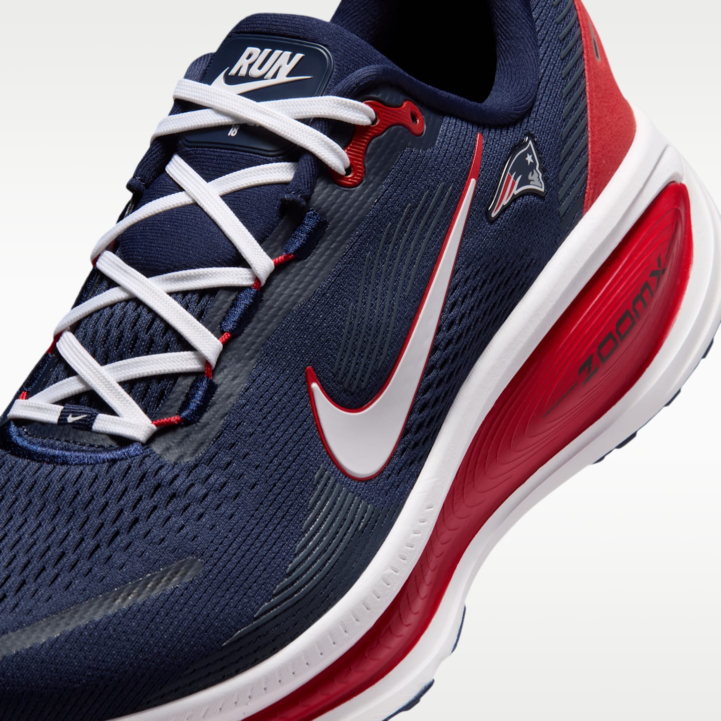 Мужские кроссовки Nike Vomero 18 (New England Patriots) NFL Road Running, цвет: Тёмно-синий / Красный — фото 7