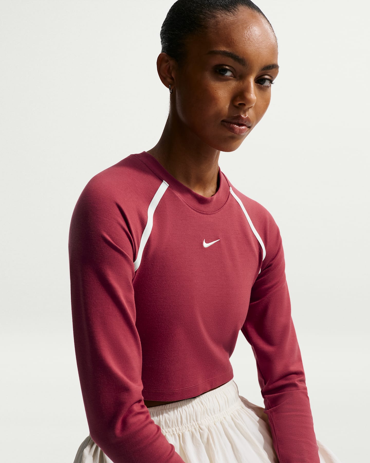 Женский облегающий укороченный топ Nike Sportswear с длинным рукавом, цвет: Малиновый / Меловой — фото 6