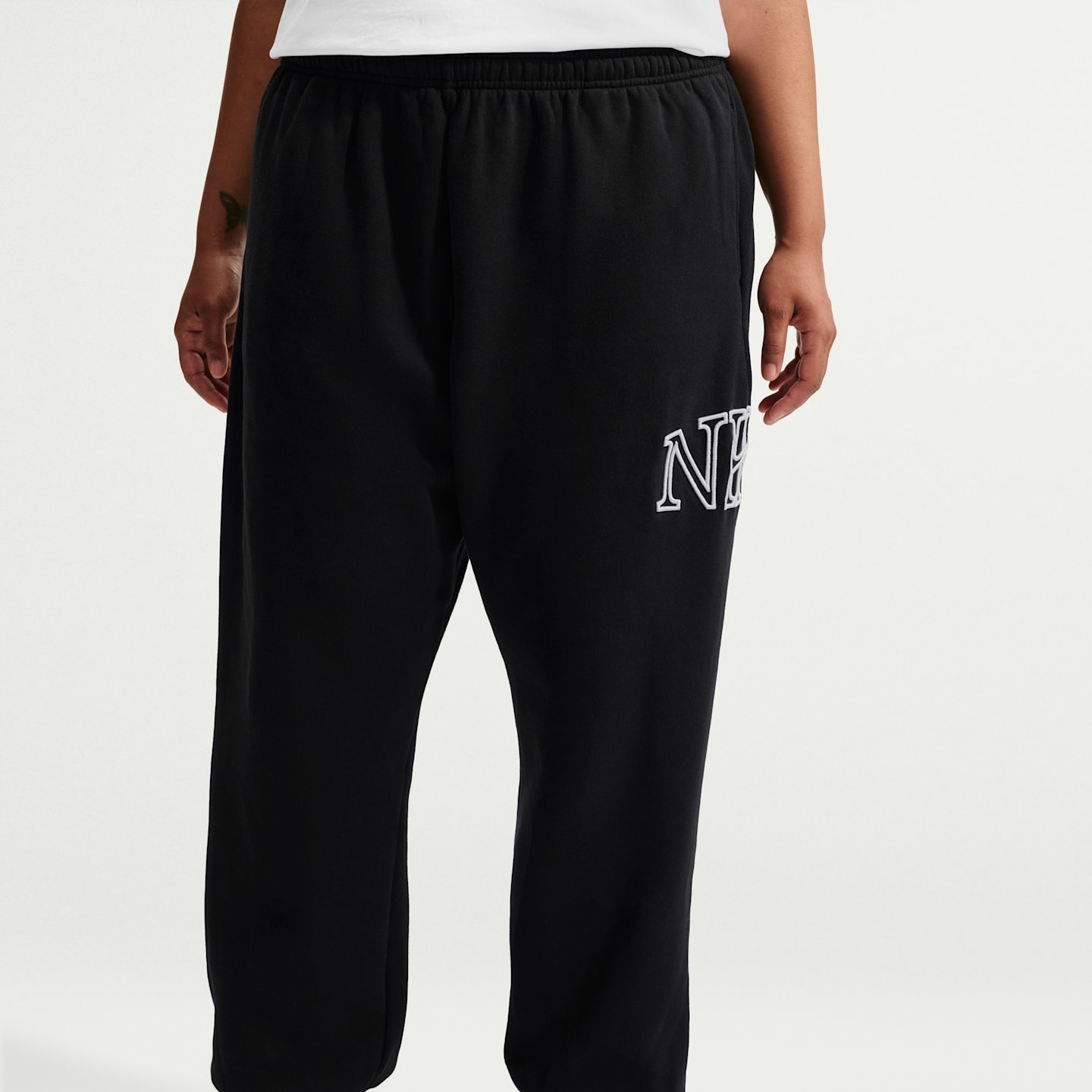 Женские брюки Nike Studio Fleece Medium Weight оверсайз с логотипом, большие размеры, цвет: Чёрный / Белый — фото 2