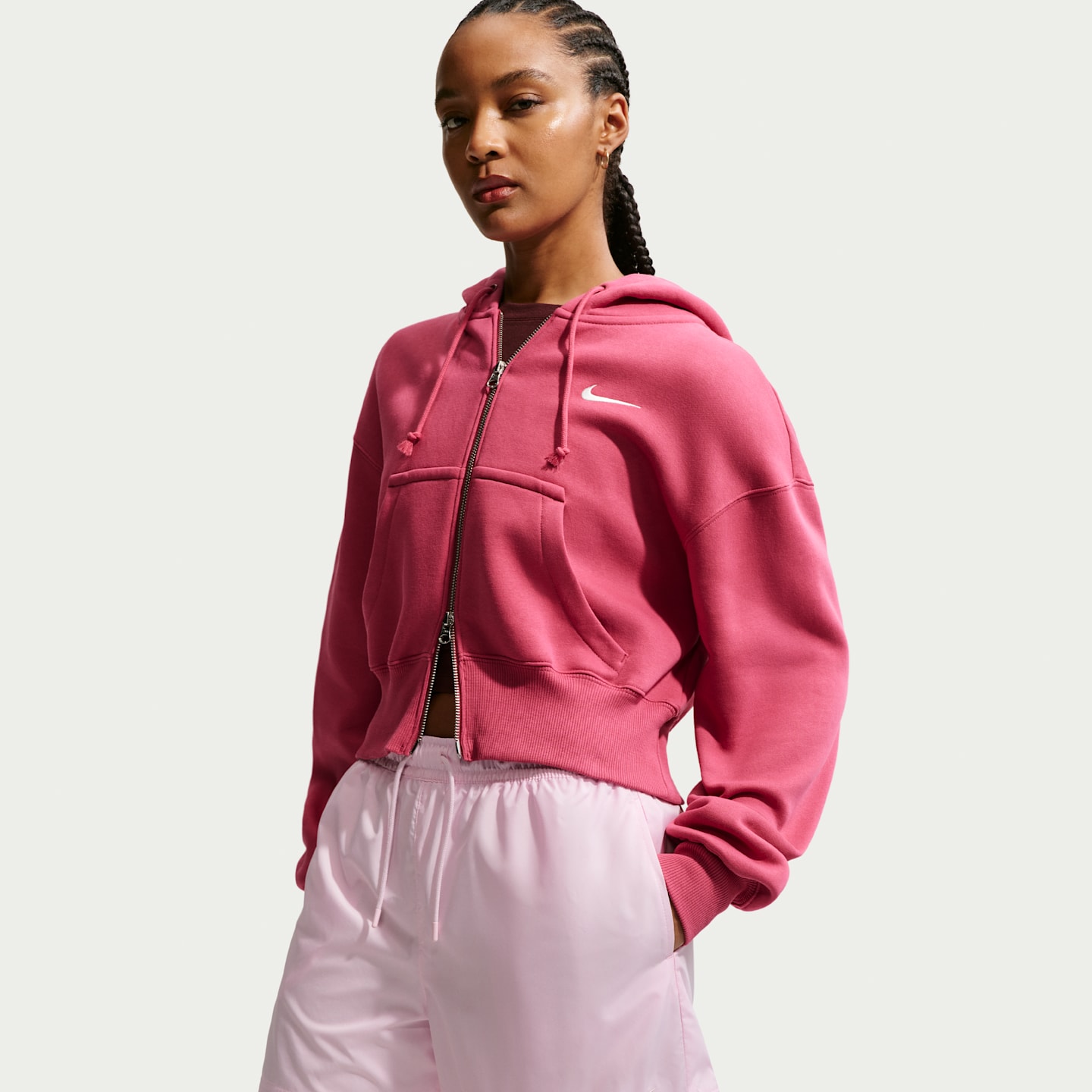 Женские тканые шорты Nike Sportswear Classic Wovens со средней посадкой, цвет: Розовый пенный / Молочный — фото 4