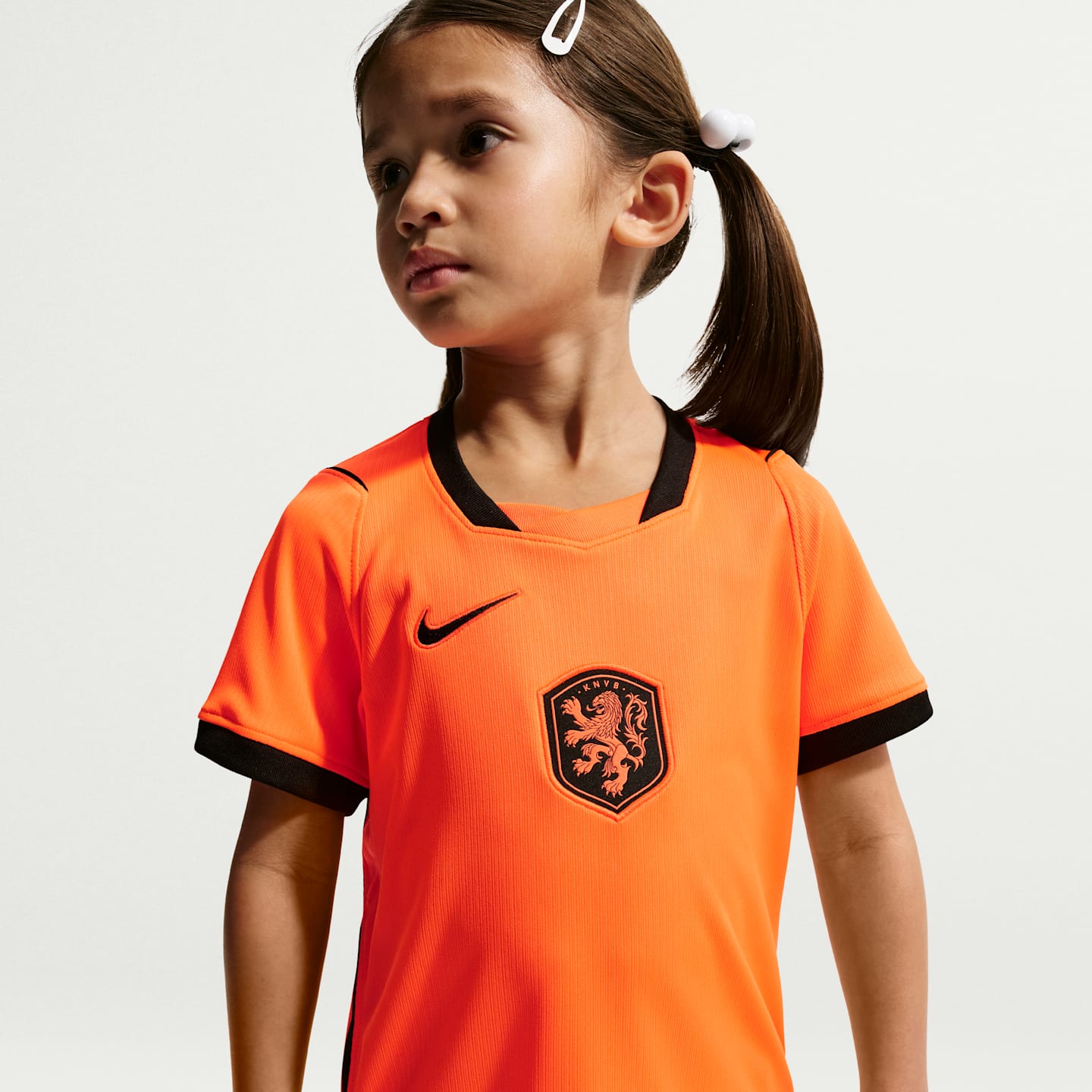 Детский футбольный комплект Nike Netherlands 2026 Stadium Home из 3 предметов, цвет: Малиновый / Чёрный — фото 2