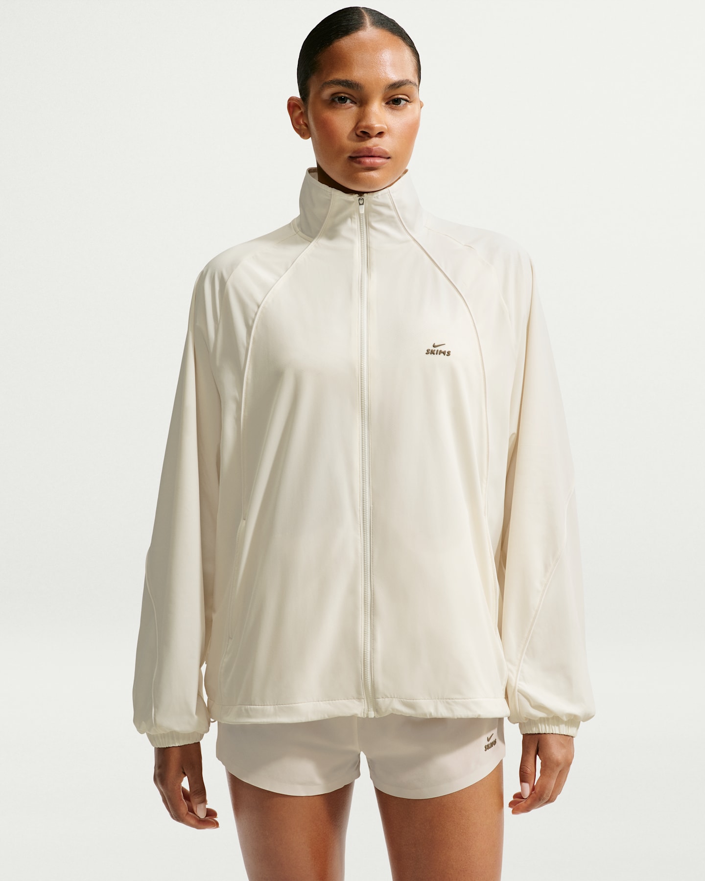 Женская куртка NikeSKIMS Stretch Nylon оверсайз из эластичного нейлона, цвет: Слоновая кость — фото 9
