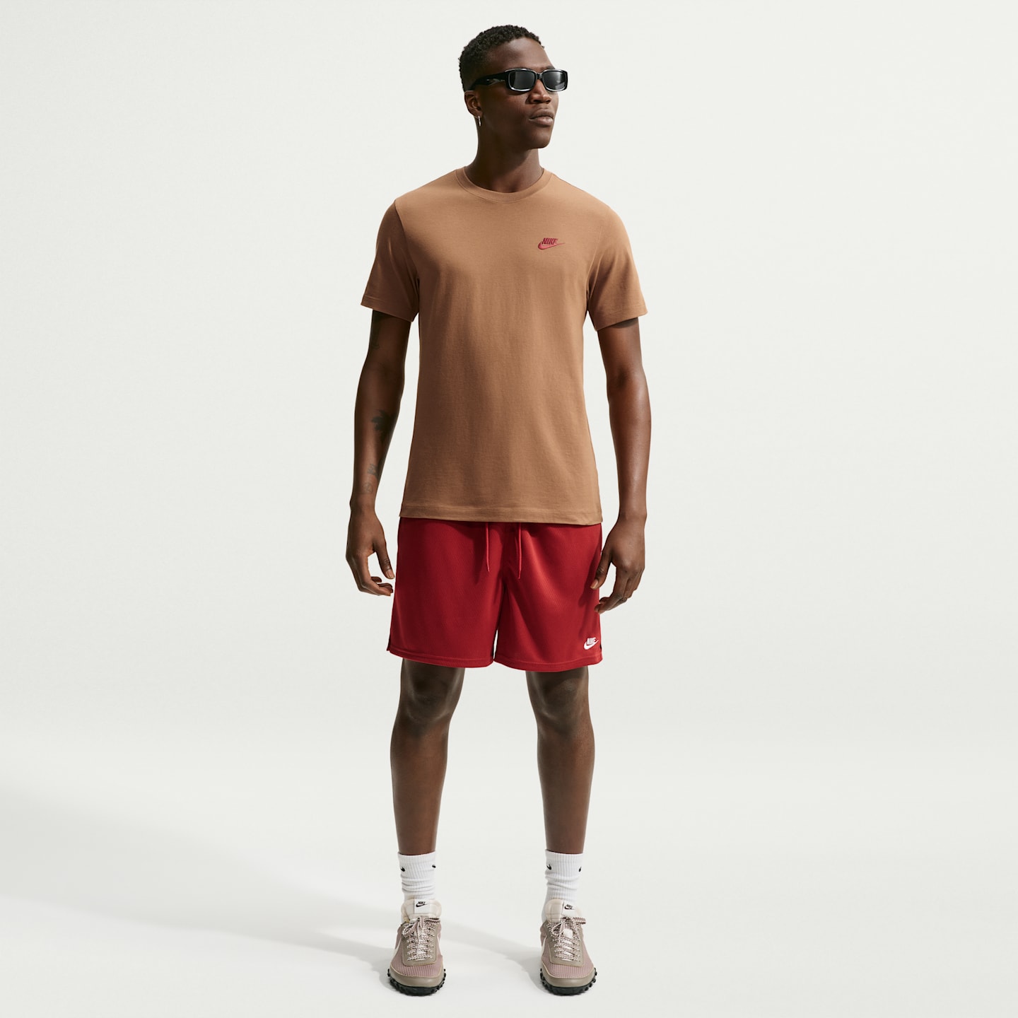 Мужская футболка Nike Sportswear Club, цвет: Коричневый / Красный — фото 4