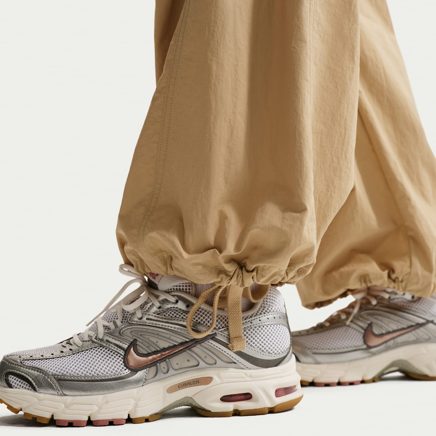 Женские брюки Nike Sportswear Loose Mid-Rise Structured, цвет: Льняной / Молочный — фото 6