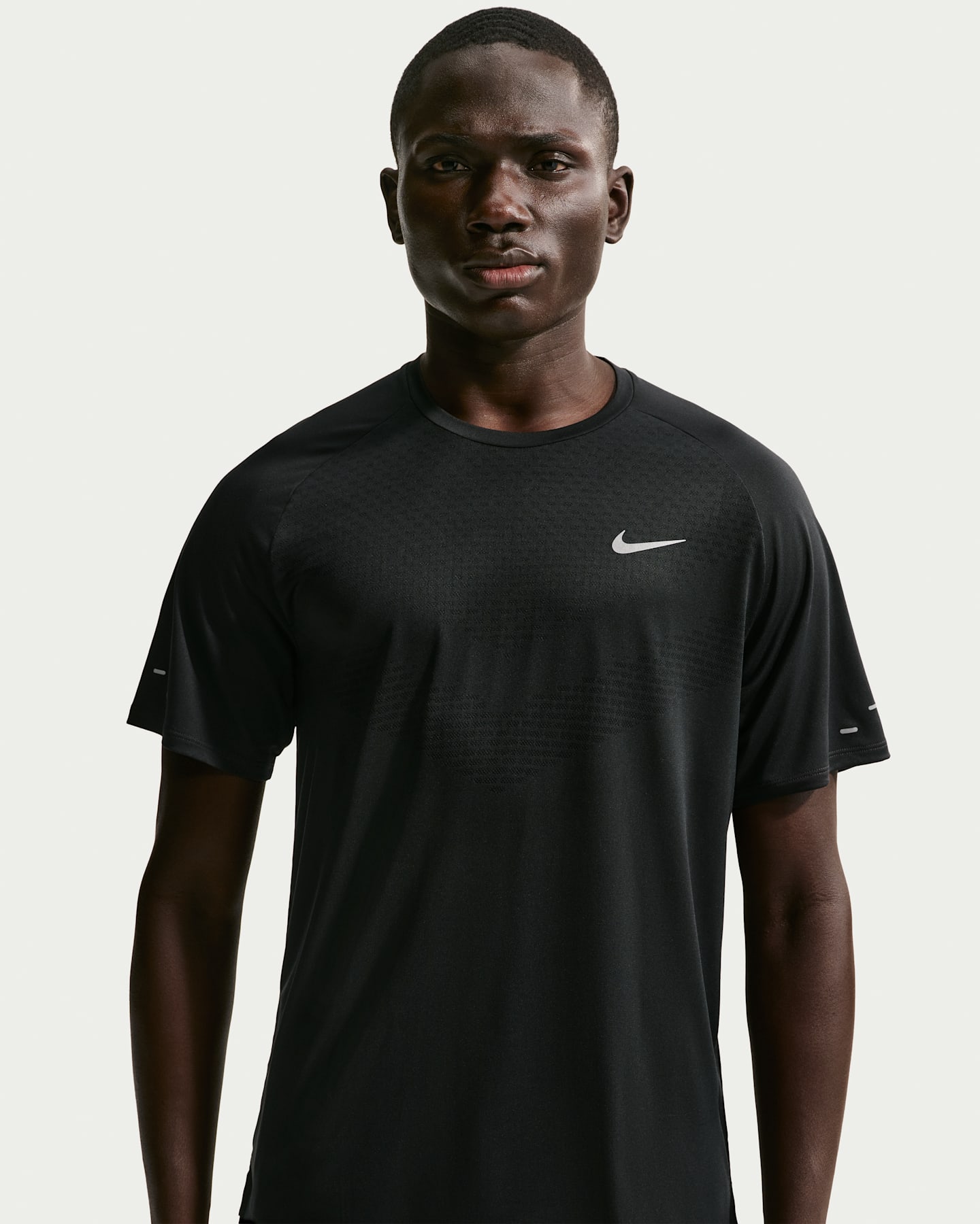 Мужской беговой топ Nike Stride Dri-FIT ADV с коротким рукавом, цвет: Чёрный — фото 11