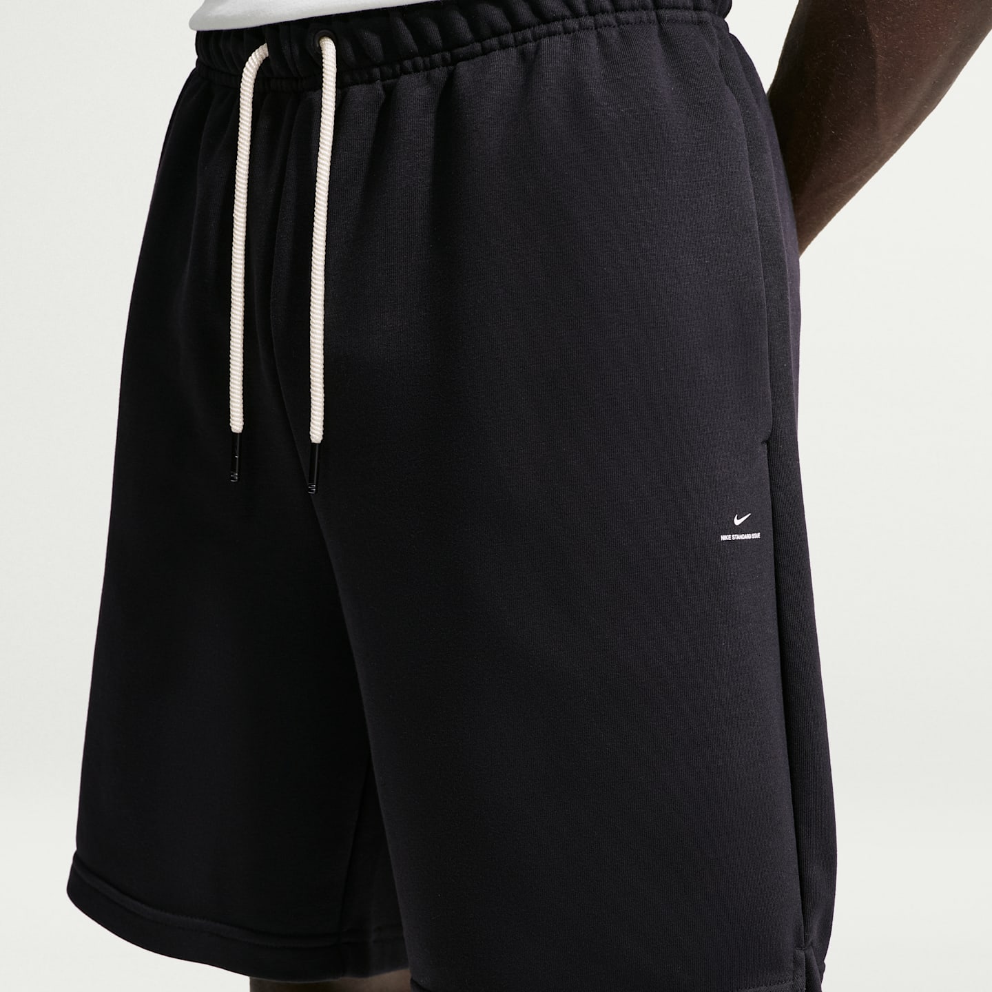 Мужские шорты Nike Standard Issue Dri-FIT French Terry Fleece 8" Basketball, цвет: Чёрный / Бледная слоновая кость — фото 2