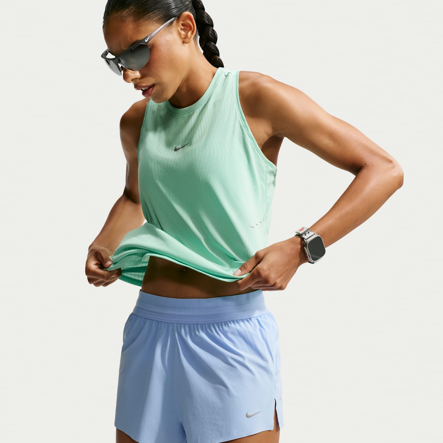 Женские беговые шорты Nike Swift Dri-FIT со средней посадкой, 2.5", со вшитыми трусами, цвет: Серебристый — фото 2