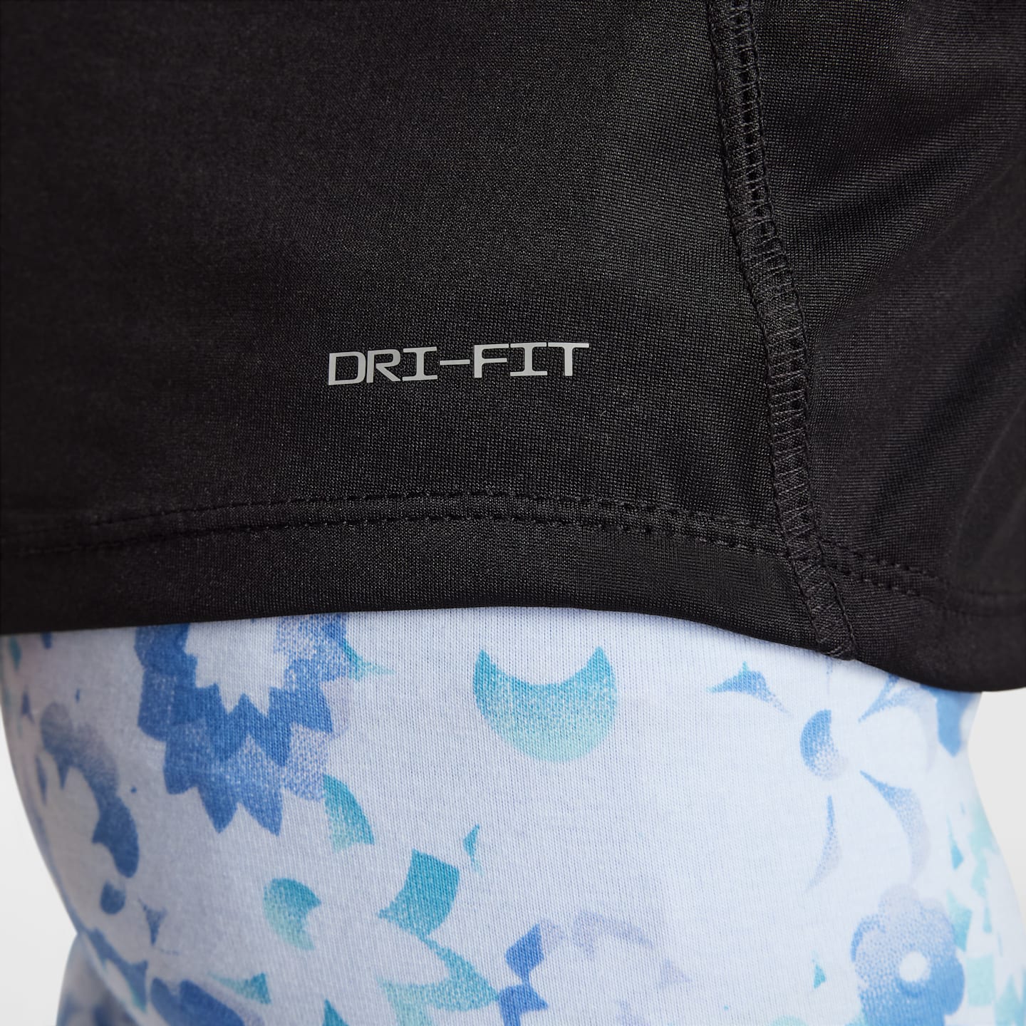 Топ Nike One Fitted Dri-FIT Short-Sleeve для девочек, цвет: Чёрный — фото 5