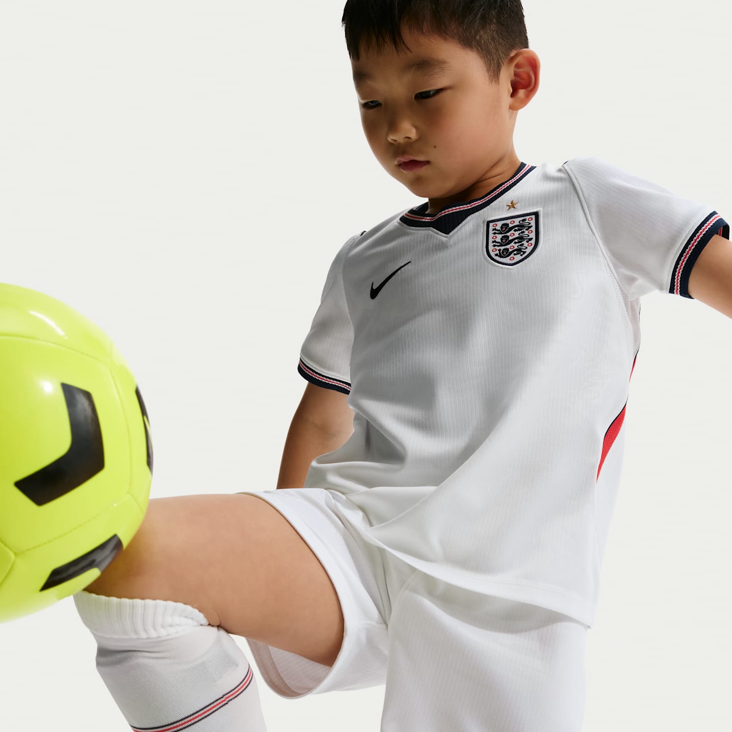 Детский футбольный комплект Nike England 2026 Stadium Home из 3 предметов, цвет: Белый / Красный — фото 7