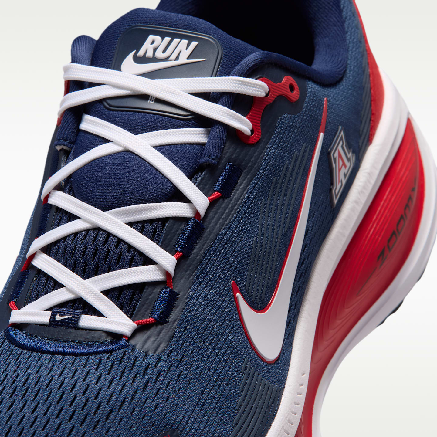 Мужские кроссовки Nike College Vomero 18 (Arizona) Road Running, цвет: Тёмно-синий / Красный — фото 7