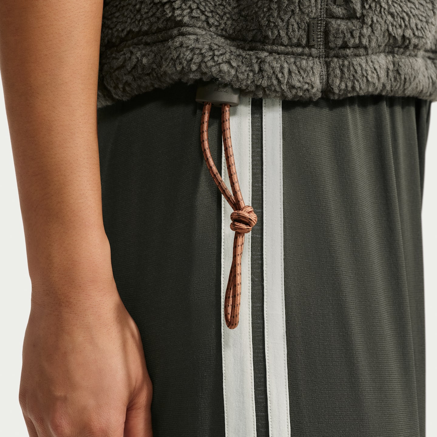 Женский жилет NikeSKIMS Sherpa Oversized, цвет: Обсидиановый — фото 7