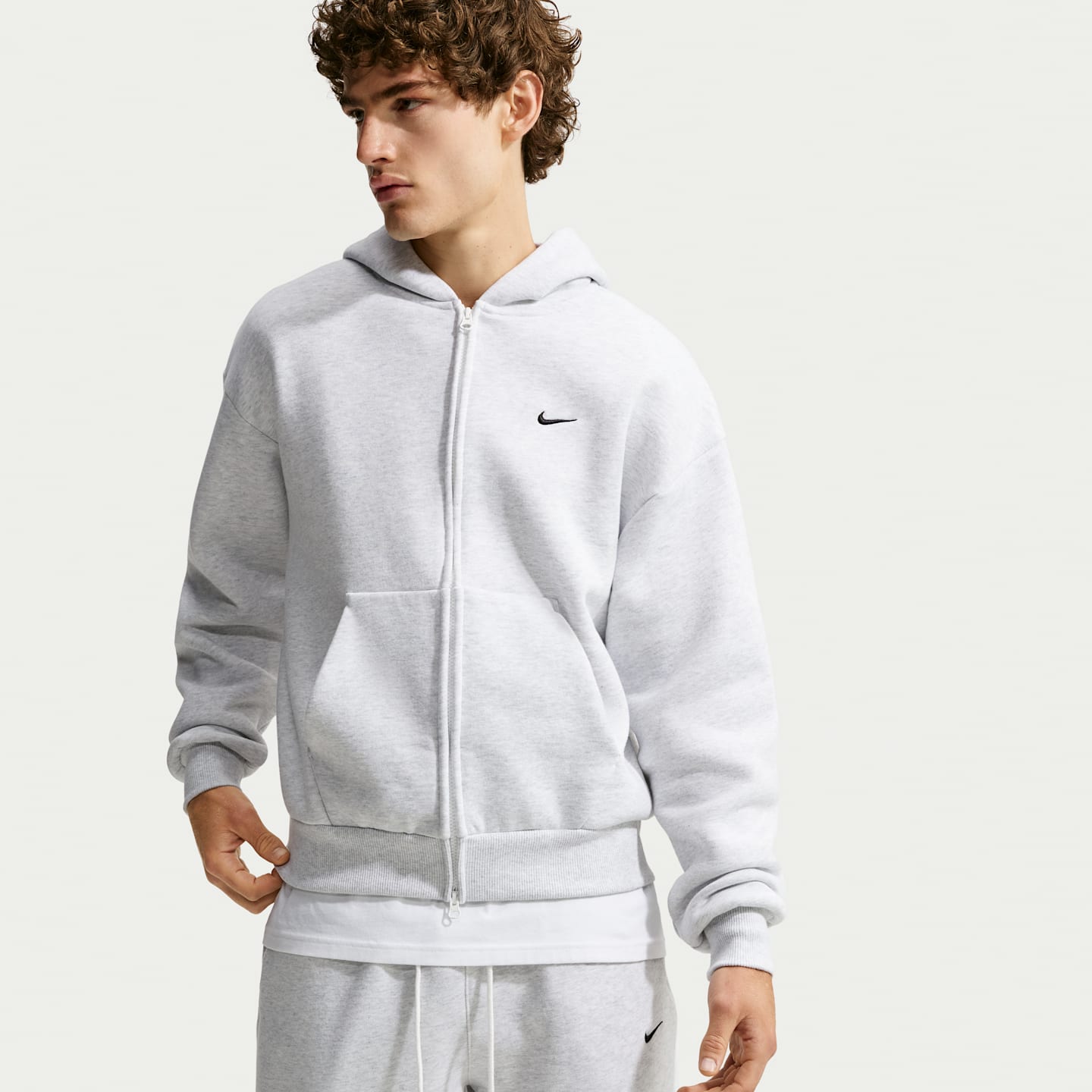 Мужское флисовое худи на молнии Nike Solo, цвет: Берёзовый меланжевый / Чёрный — фото 1