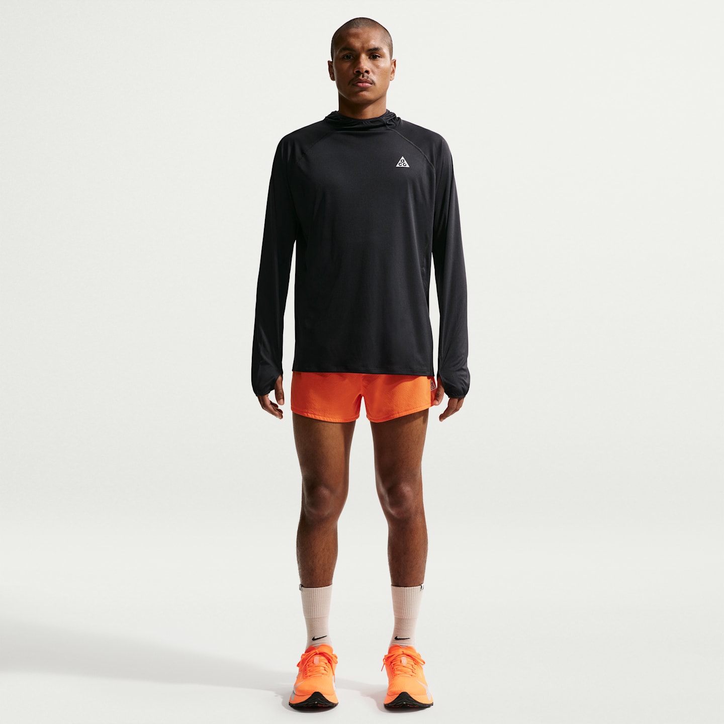 Мужской топ Nike ACG "Solar Chase" Dri-FIT UV Protection Hooded Trail Running, цвет: Чёрный / Снежный белый — фото 4