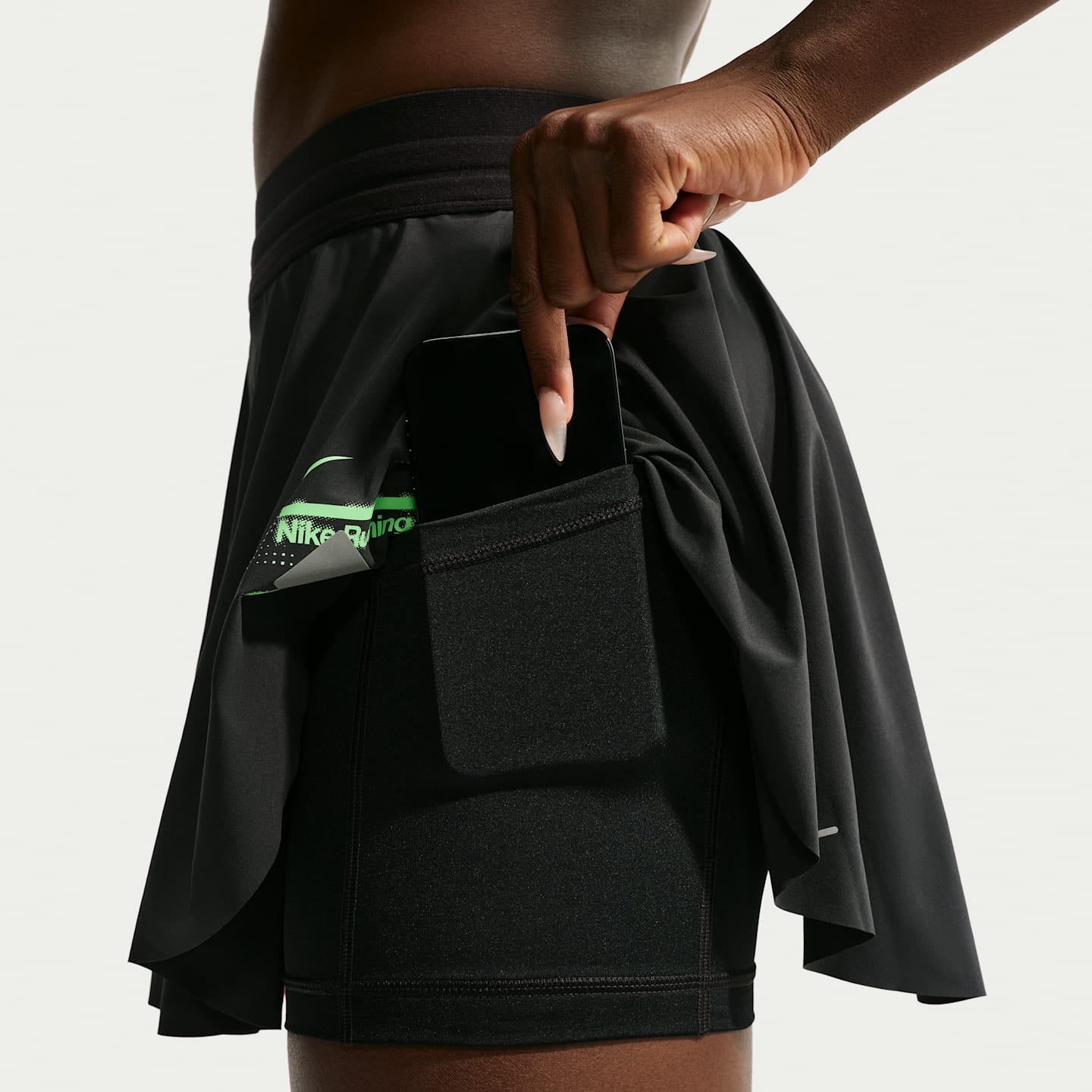 Женская беговая юбка-шорты Nike Swift Dri-FIT, цвет: Чёрный / Зелёный — фото 6
