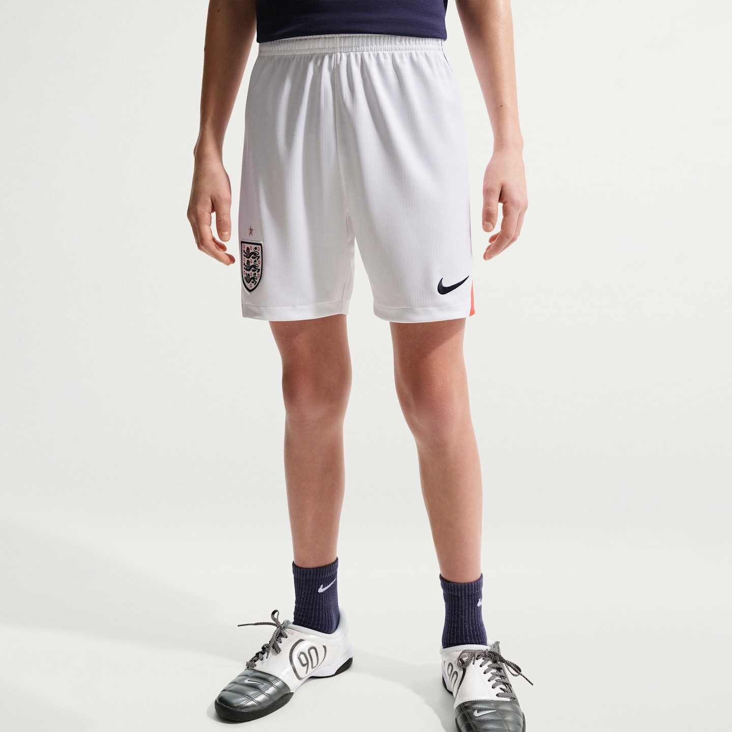 Детские футбольные шорты Nike England 2026 Stadium Home Dri-FIT Replica, цвет: Белый / Красный — фото 2